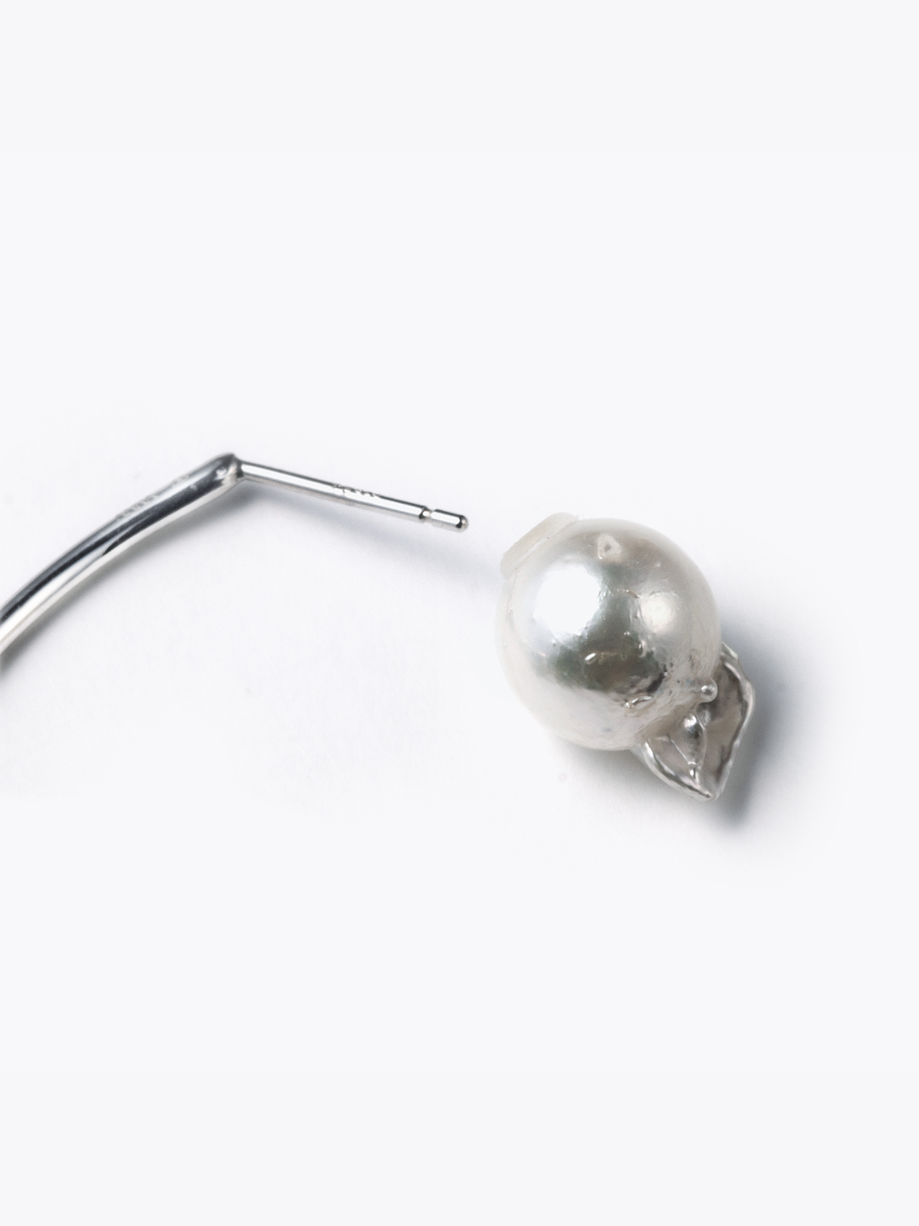 Reshine ball long earrings with Akoya (pair)の真珠拡大画像(都市鉱山由来の真円とアコヤ真珠のイヤリング)