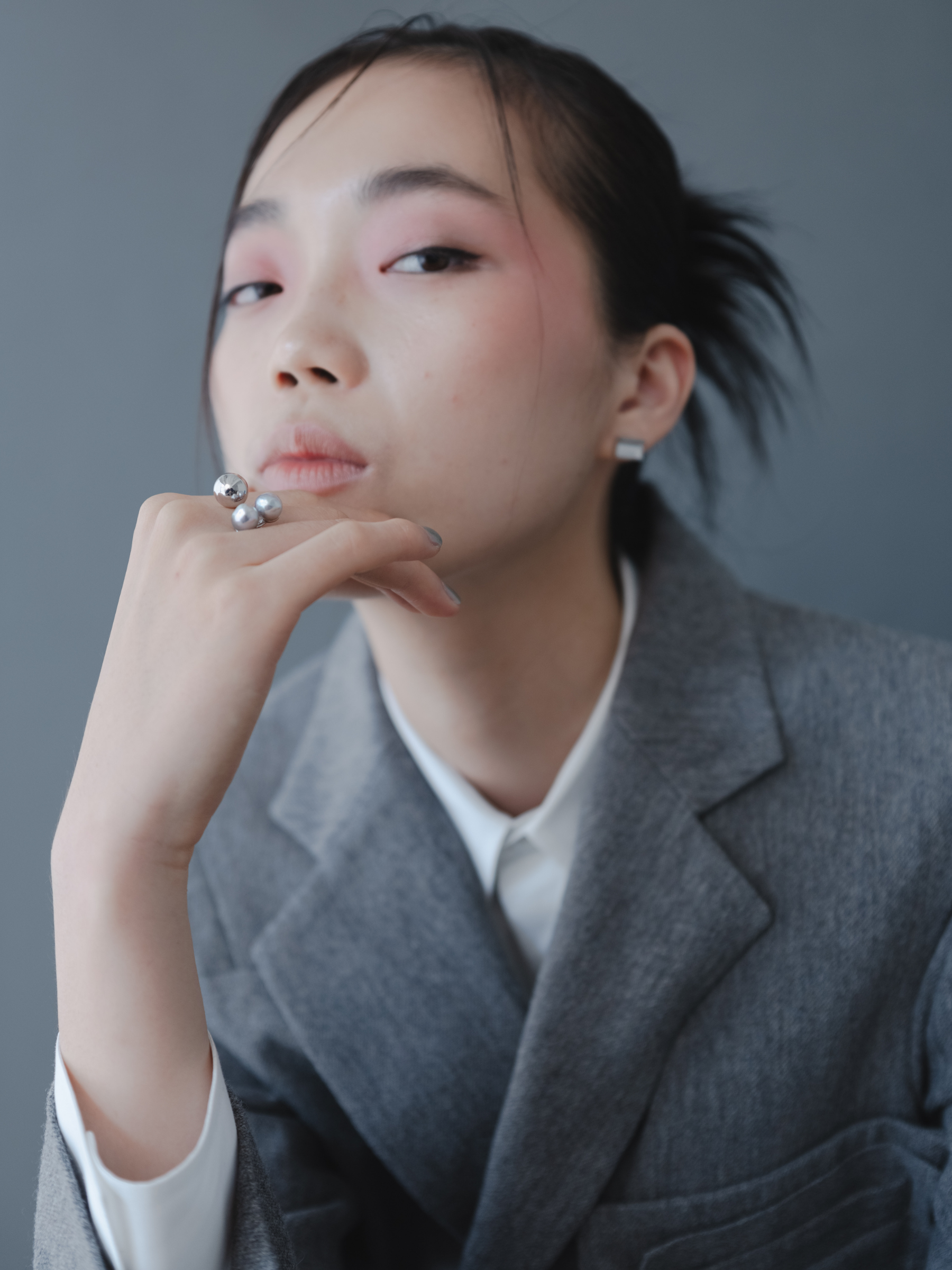 Reshine ball ring natural gray Akoyaのモデル着用画像(都市鉱山由来の真円とアコヤ真珠のリング)