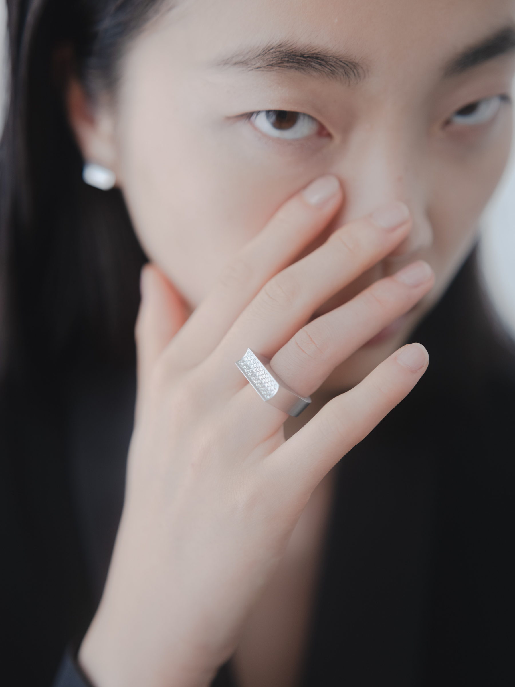 Reshine scratch ring 30 labgrowndiamondsのモデル着用画像(ラボグロウンダイヤモンドと都市鉱山由来のSV925リング)