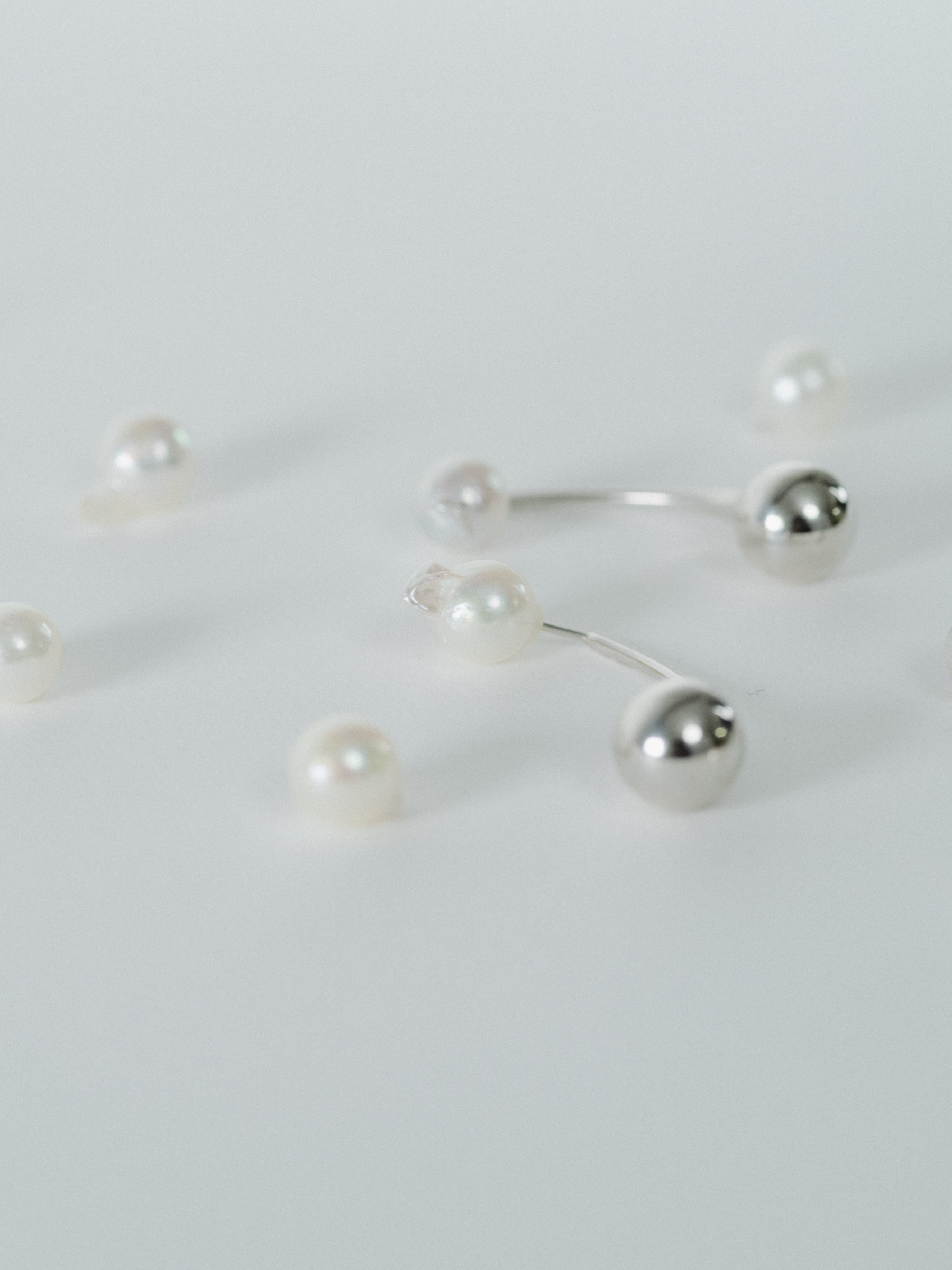 Reshine ball long earrings with Akoya (pair)の撮影画像(都市鉱山由来の真円とアコヤ真珠のイヤリング)