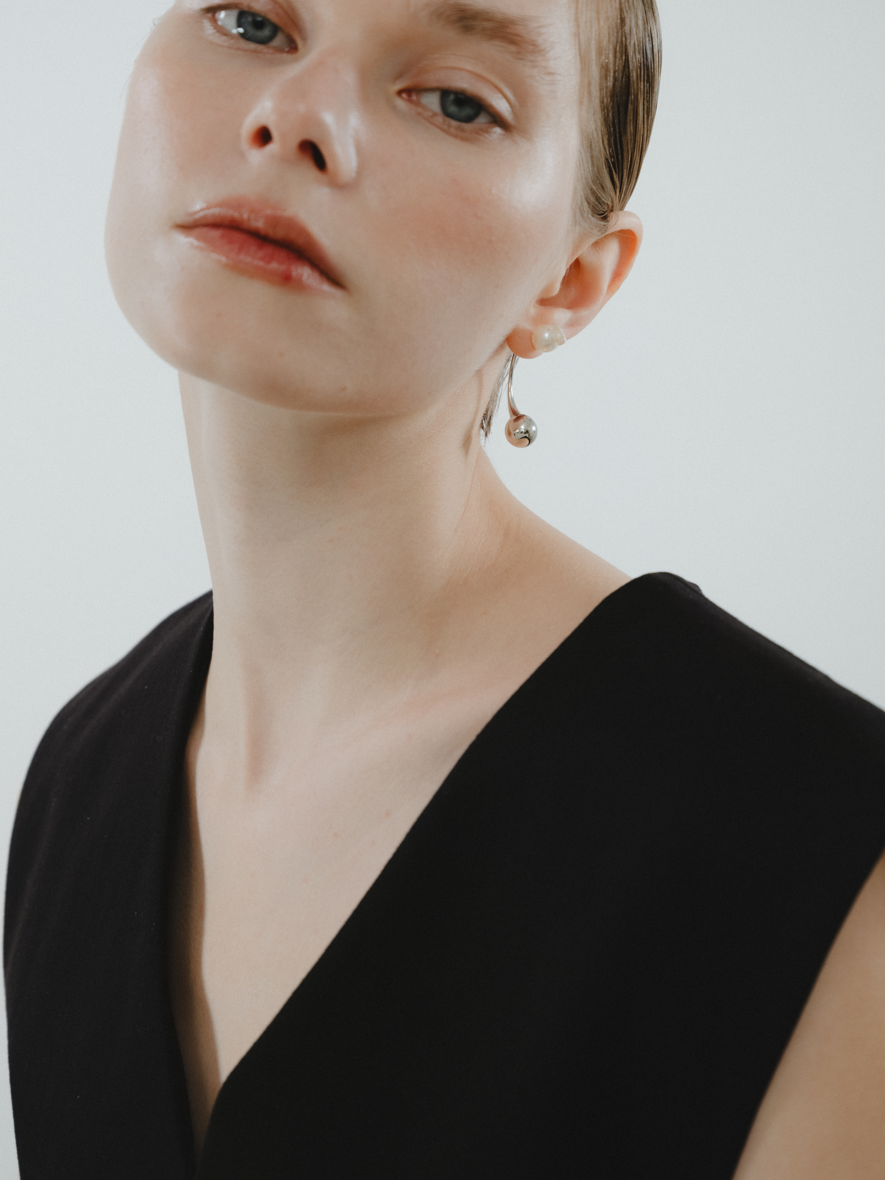 Reshine ball long earrings with Akoya (pair)のモデル着用画像(都市鉱山由来の真円とアコヤ真珠のイヤリング)