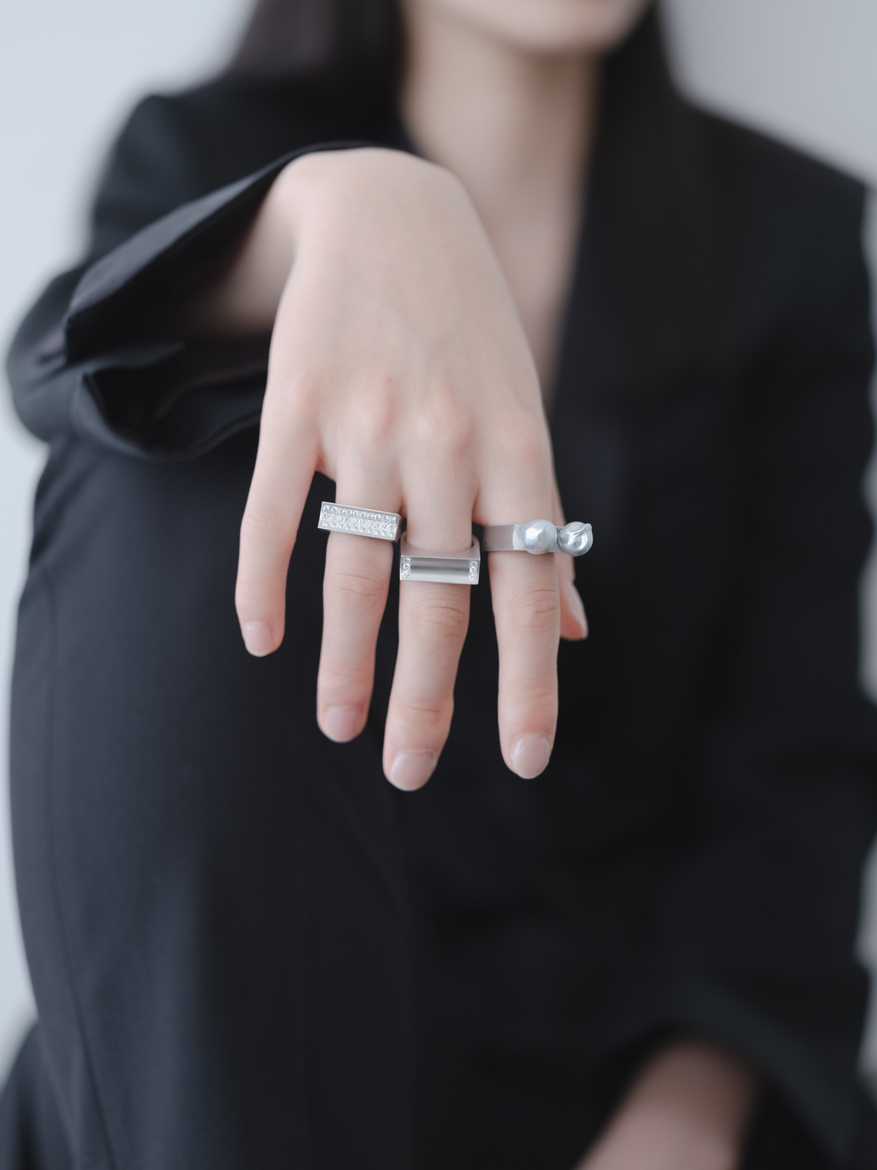 ANNA DIAMONDのSuccesseure Collectionのリング モデル着用画像(ラボグロウンダイヤモンドと都市鉱山由来のSV925リング)