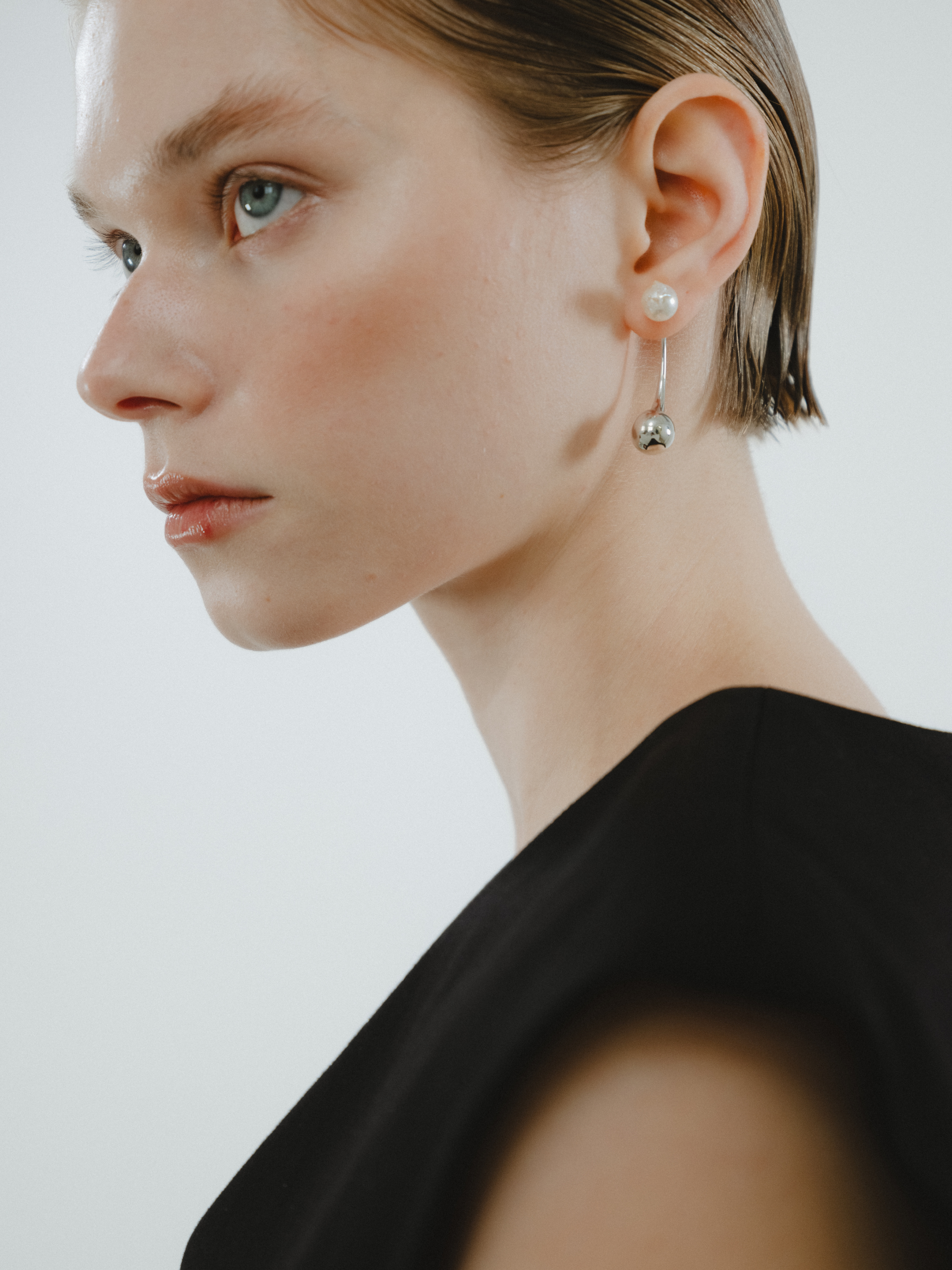Reshine ball long earrings with Akoya (pair)のモデル横向き画像(都市鉱山由来の真円とアコヤ真珠のイヤリング)