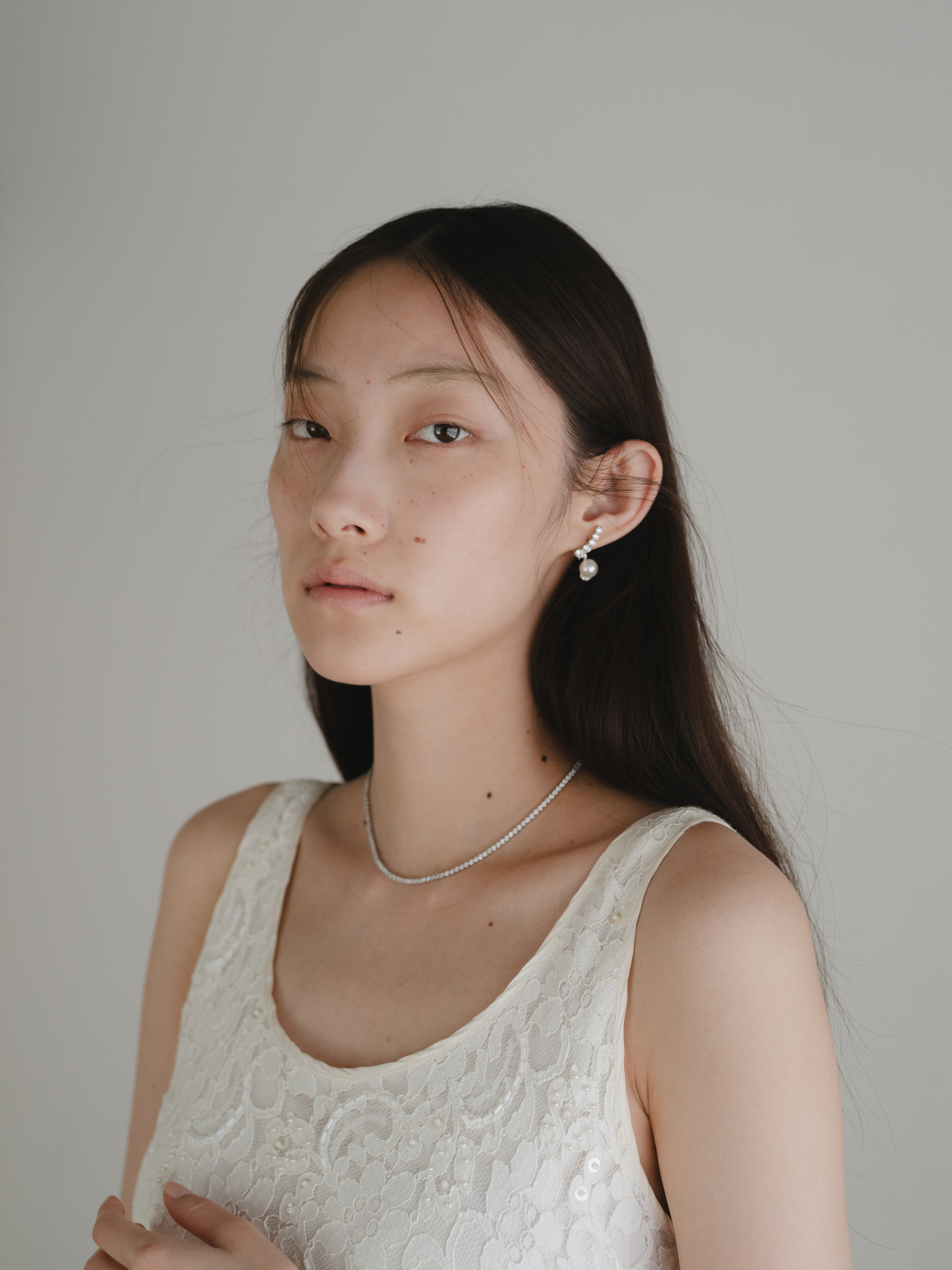 Fluid pearl earrings (pair)モデル斜め画像(ラボグロウンダイヤモンドとアコヤ真珠のイヤリング)