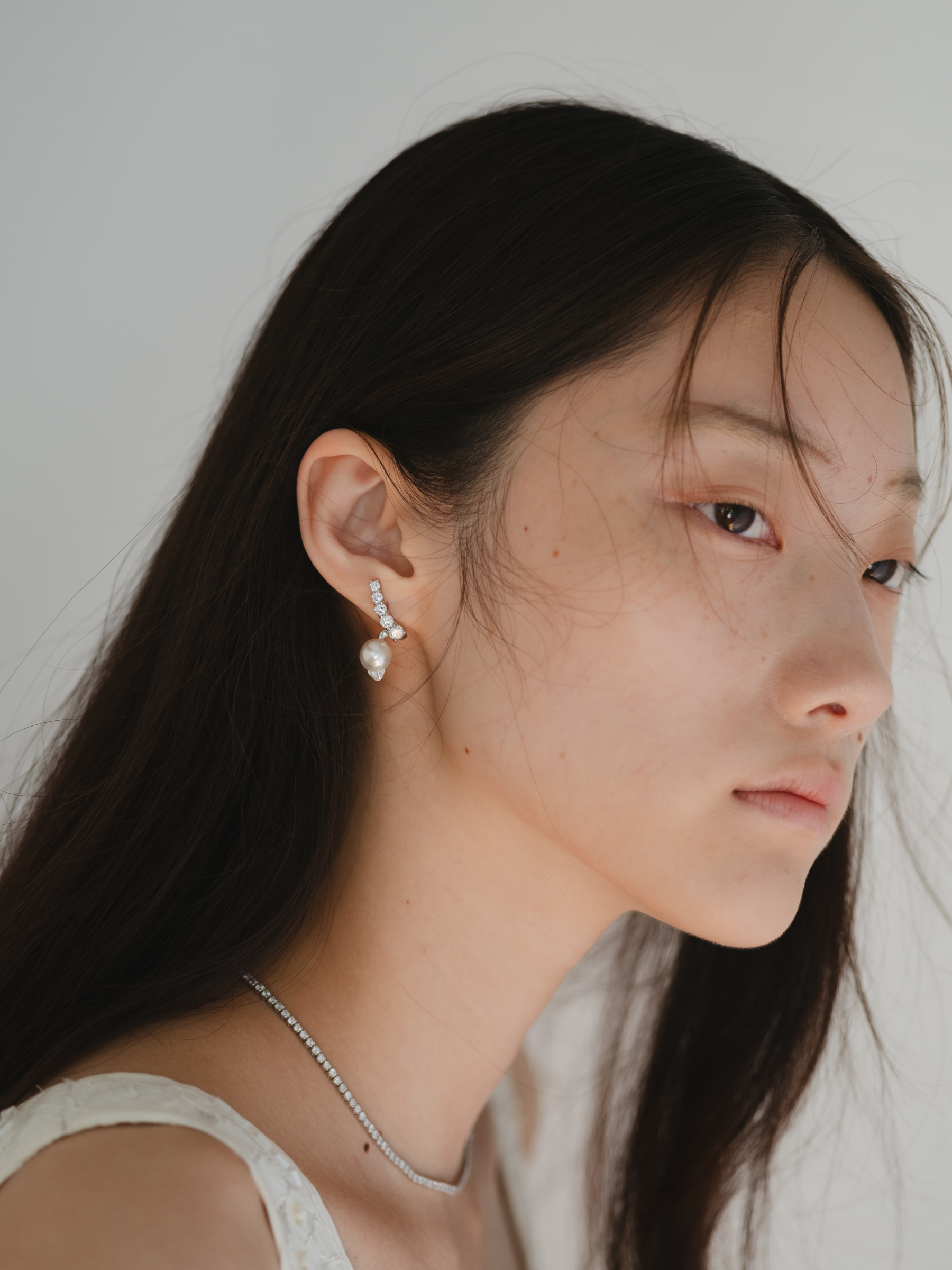 Fluid pearl earrings (pair)モデル横向き画像(ラボグロウンダイヤモンドとアコヤ真珠のイヤリング)