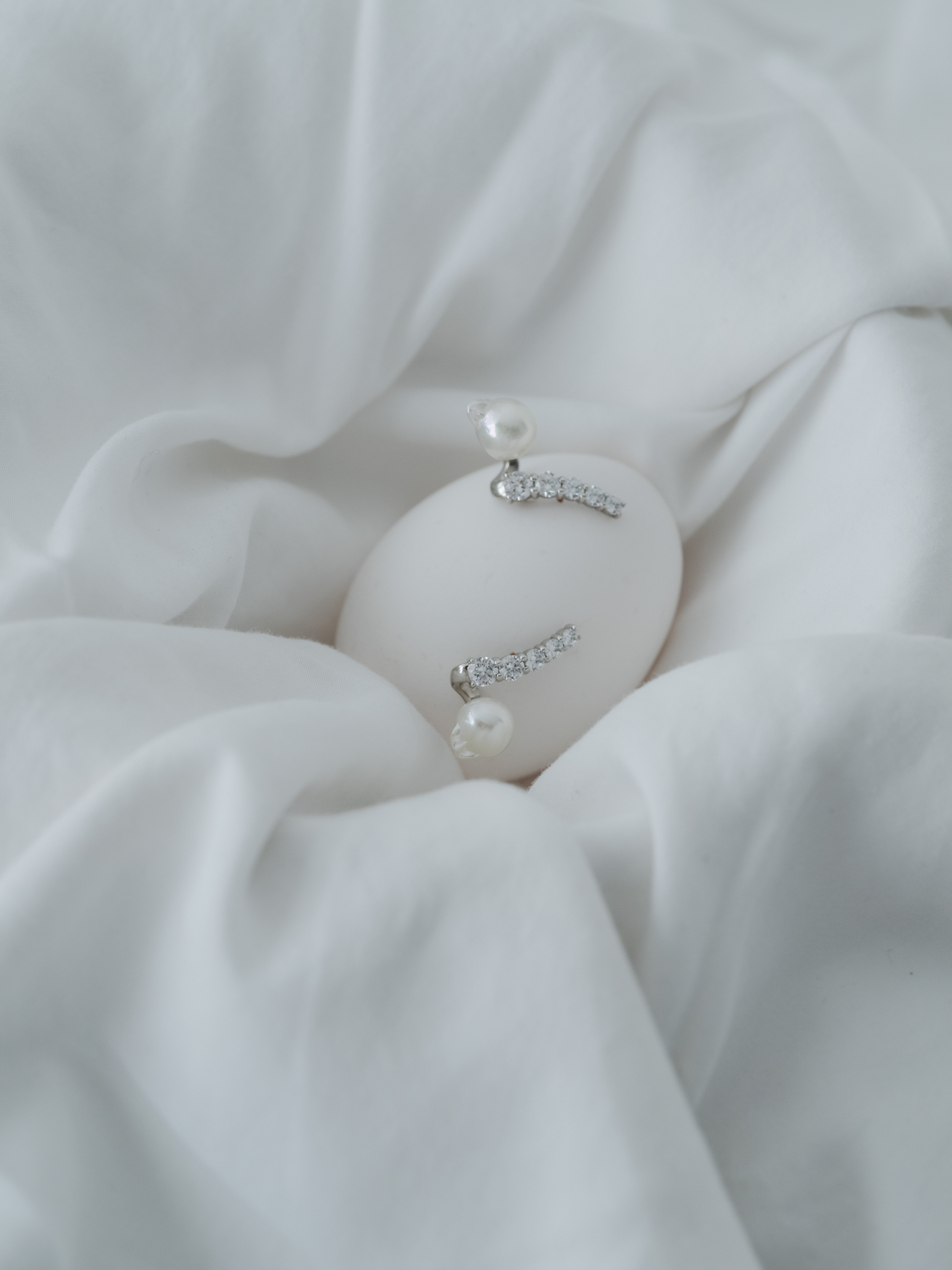 Fluid pearl earrings (pair)撮影画像(ラボグロウンダイヤモンドとアコヤ真珠のイヤリング)