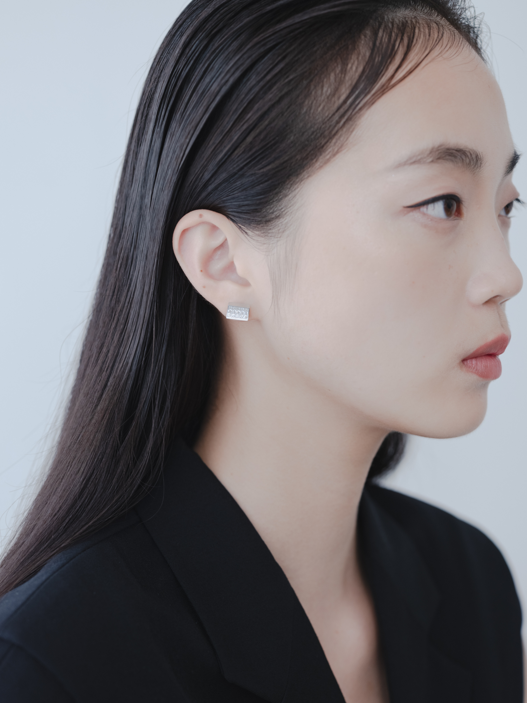 Reshine scratch earrings 30 labgrowndiamonds (Pair)のモデル着用画像(ラボグロウンダイヤモンドと都市鉱山由来のSV925のイヤリング)