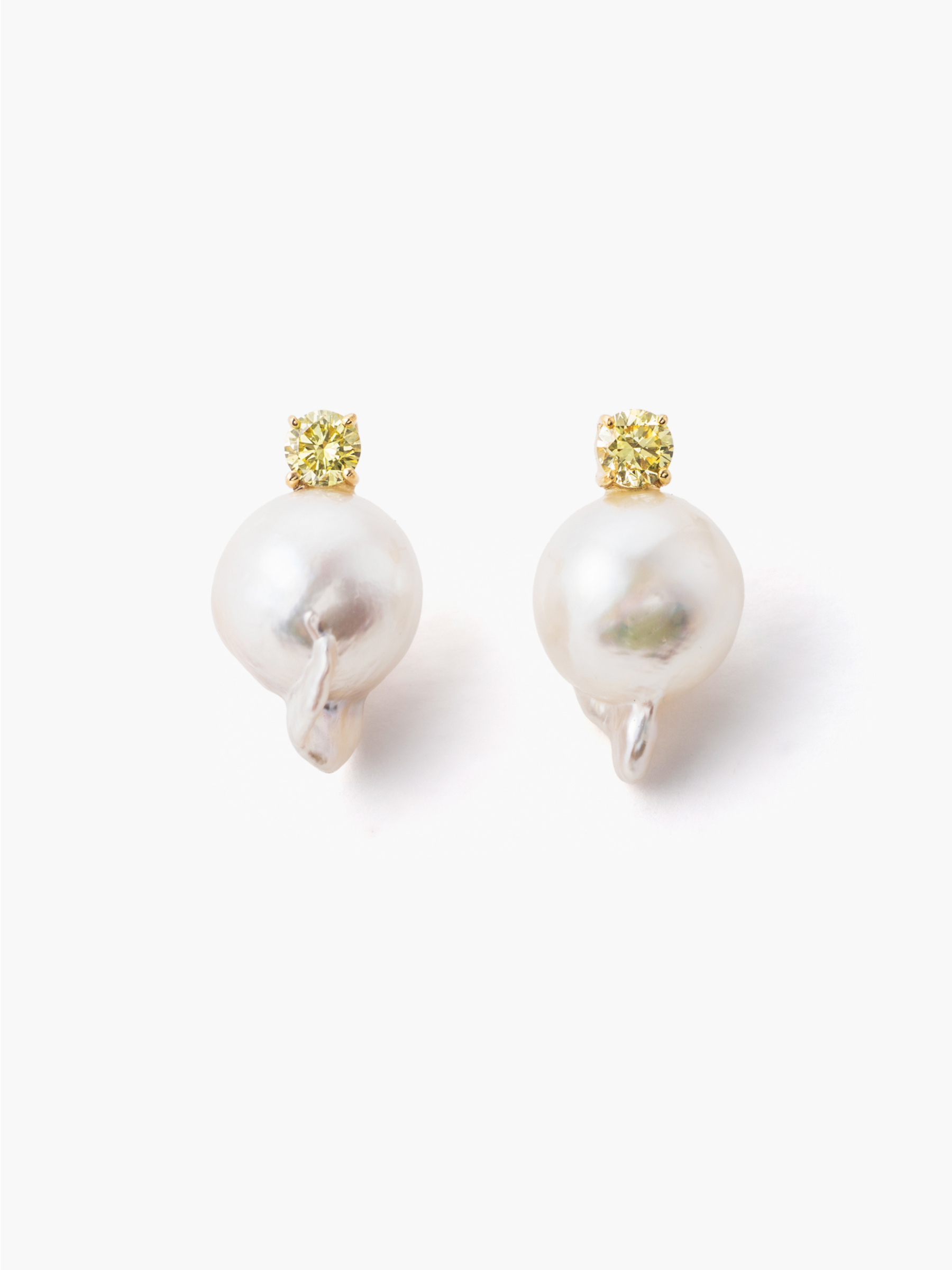 Akoya pearl point earrings / yellow (pair)の正面画像(アコヤ真珠とイエローラボグロウンダイヤモンドのイヤリング)