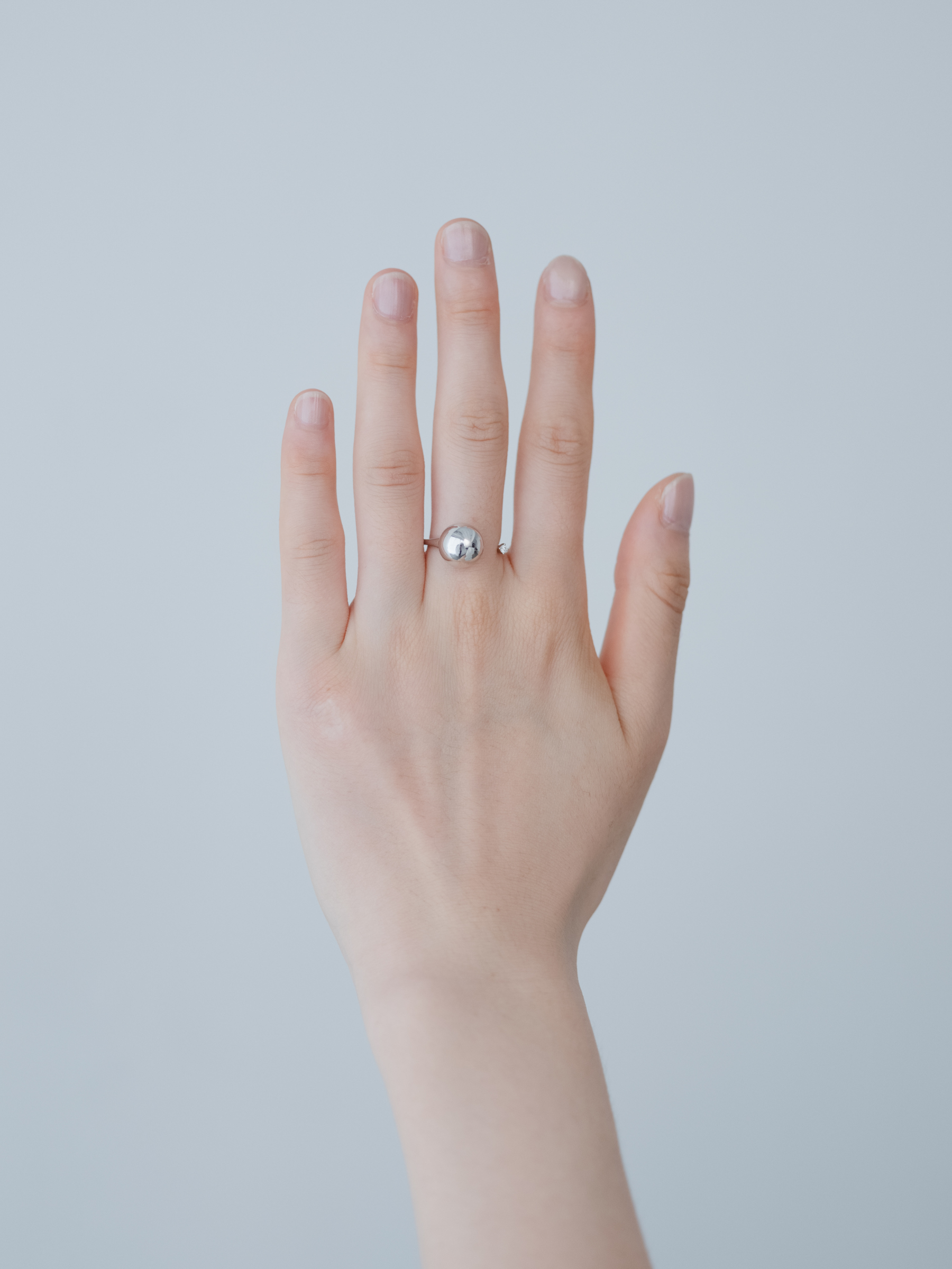 Reshine ball ring labgrowndiamond着用画像(都市鉱山由来の真円とラボグロウンダイヤモンドのリング)