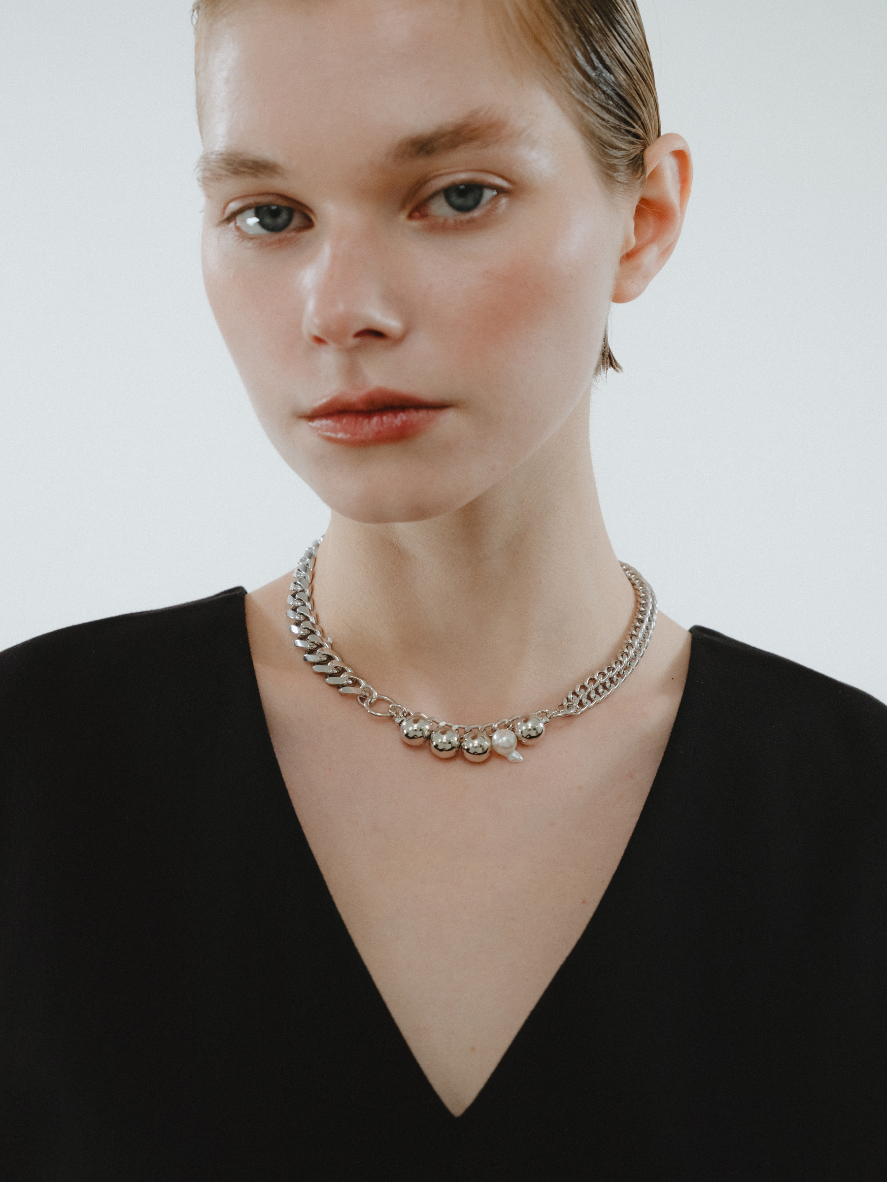 Reshine ball necklaceのモデル着用画像(都市鉱山由来の真円とアコヤ真珠のネックレス)
