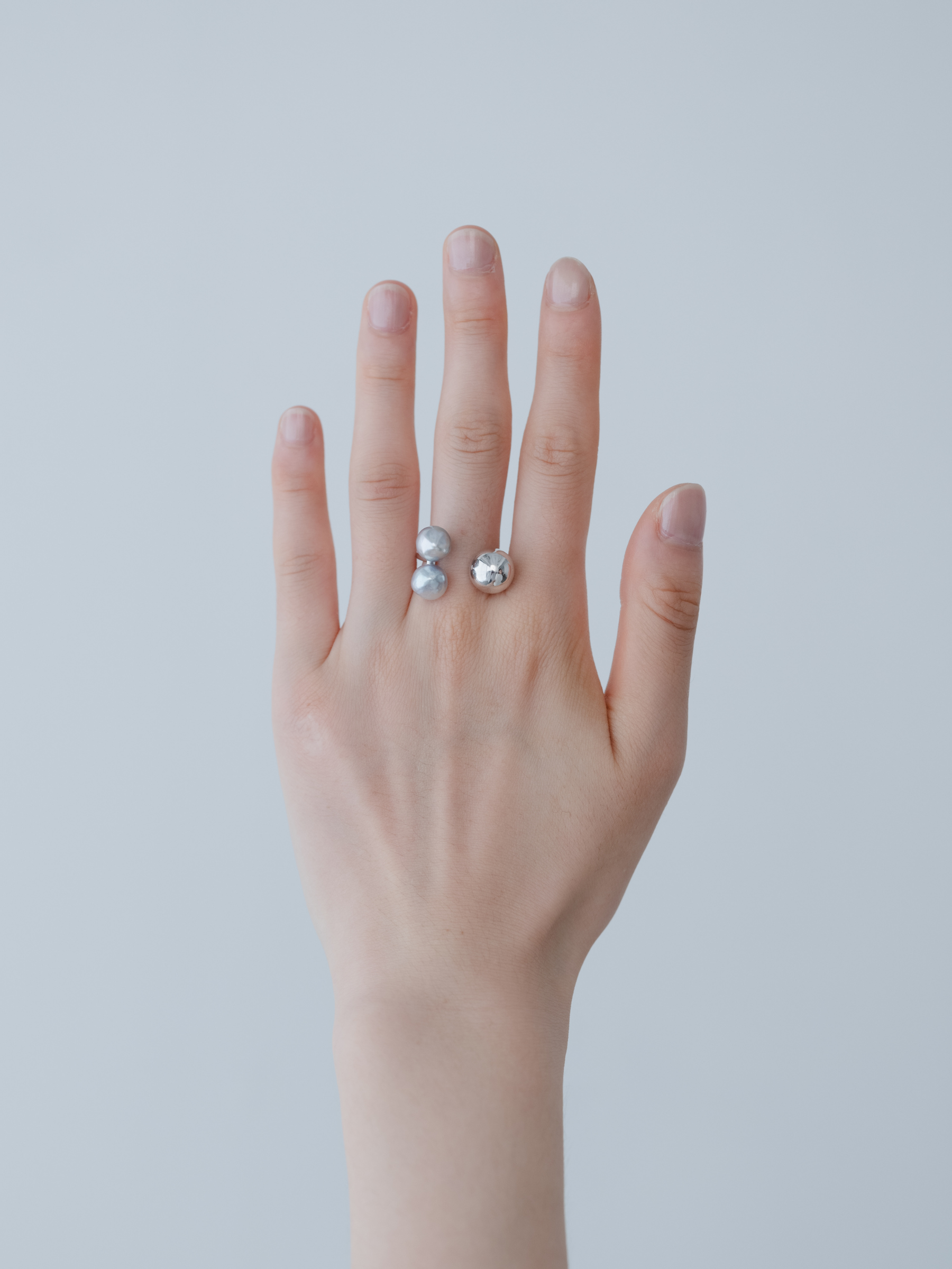 Reshine ball ring natural gray Akoyaの着用画像(都市鉱山由来の真円とアコヤ真珠のリング)