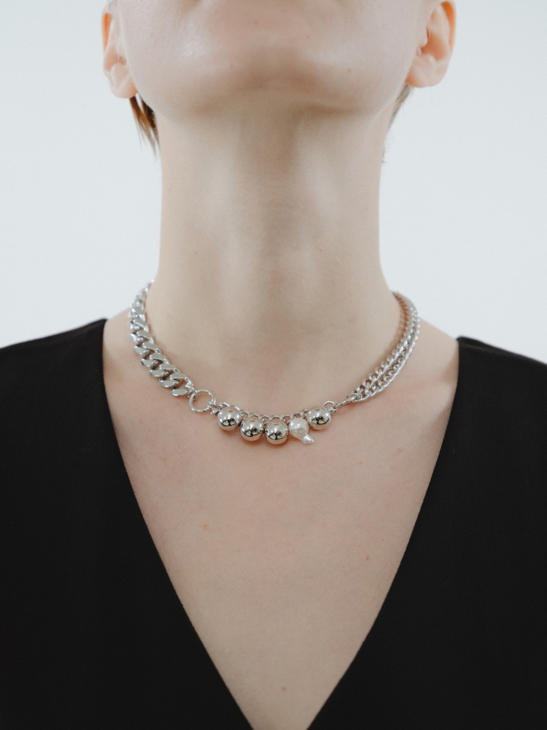 Reshine ball necklaceのモデル上向き着用画像(都市鉱山由来の真円とアコヤ真珠のネックレス)