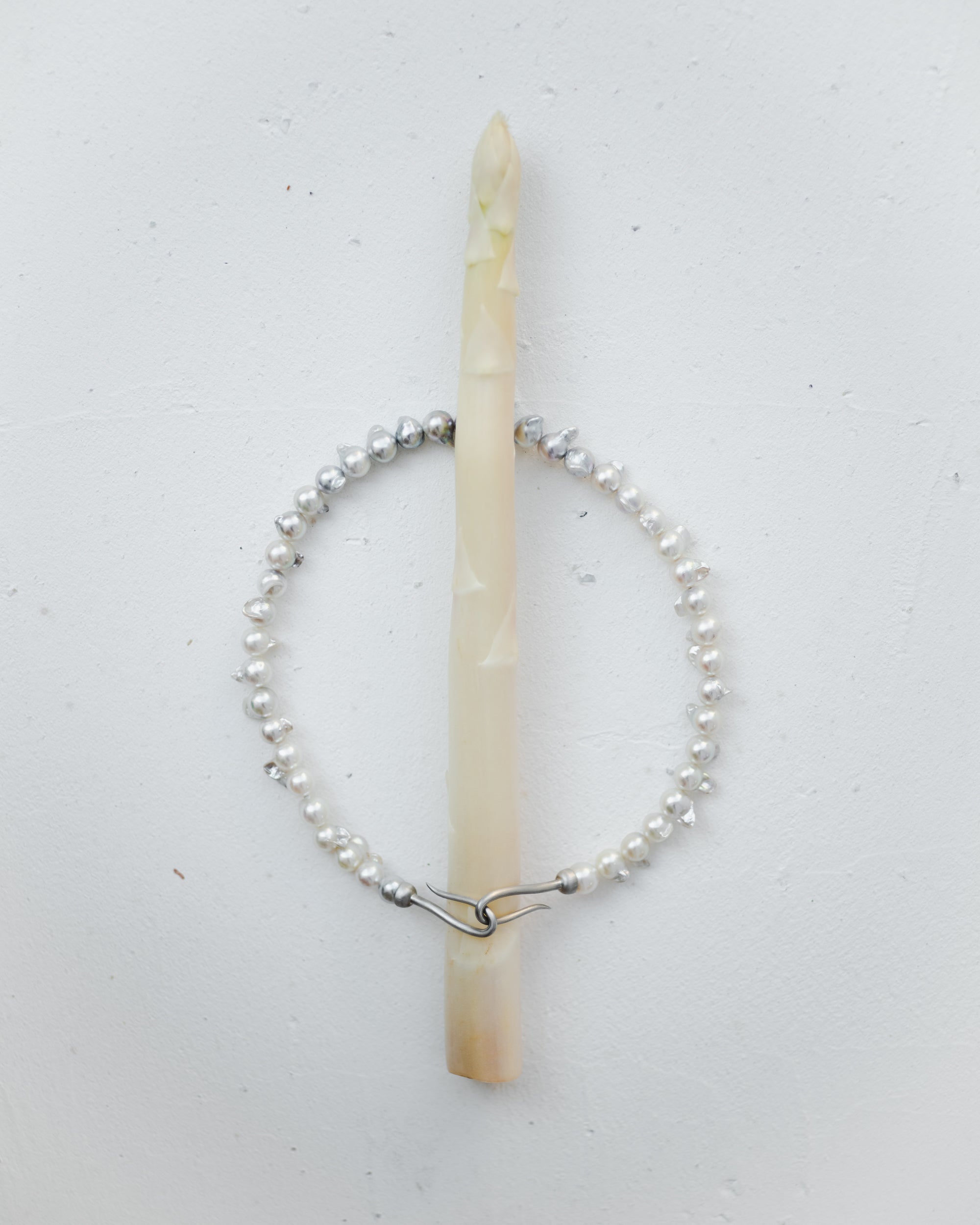 Hug the World Necklace with Akoya Pearls 全体画像(アコヤ真珠のネックレス)