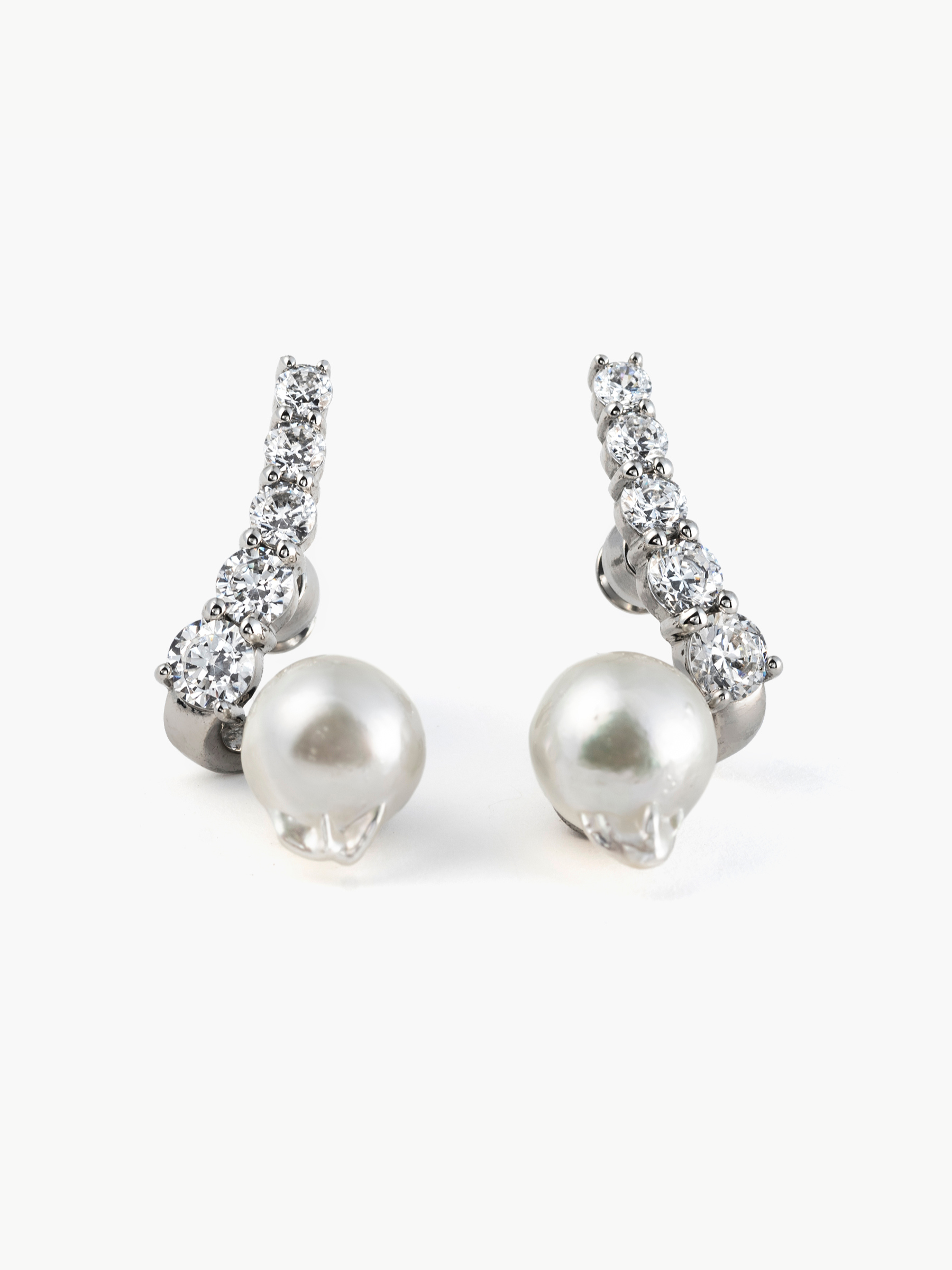 Fluid pearl earrings (pair)正面画像(ラボグロウンダイヤモンドとアコヤ真珠のイヤリング)