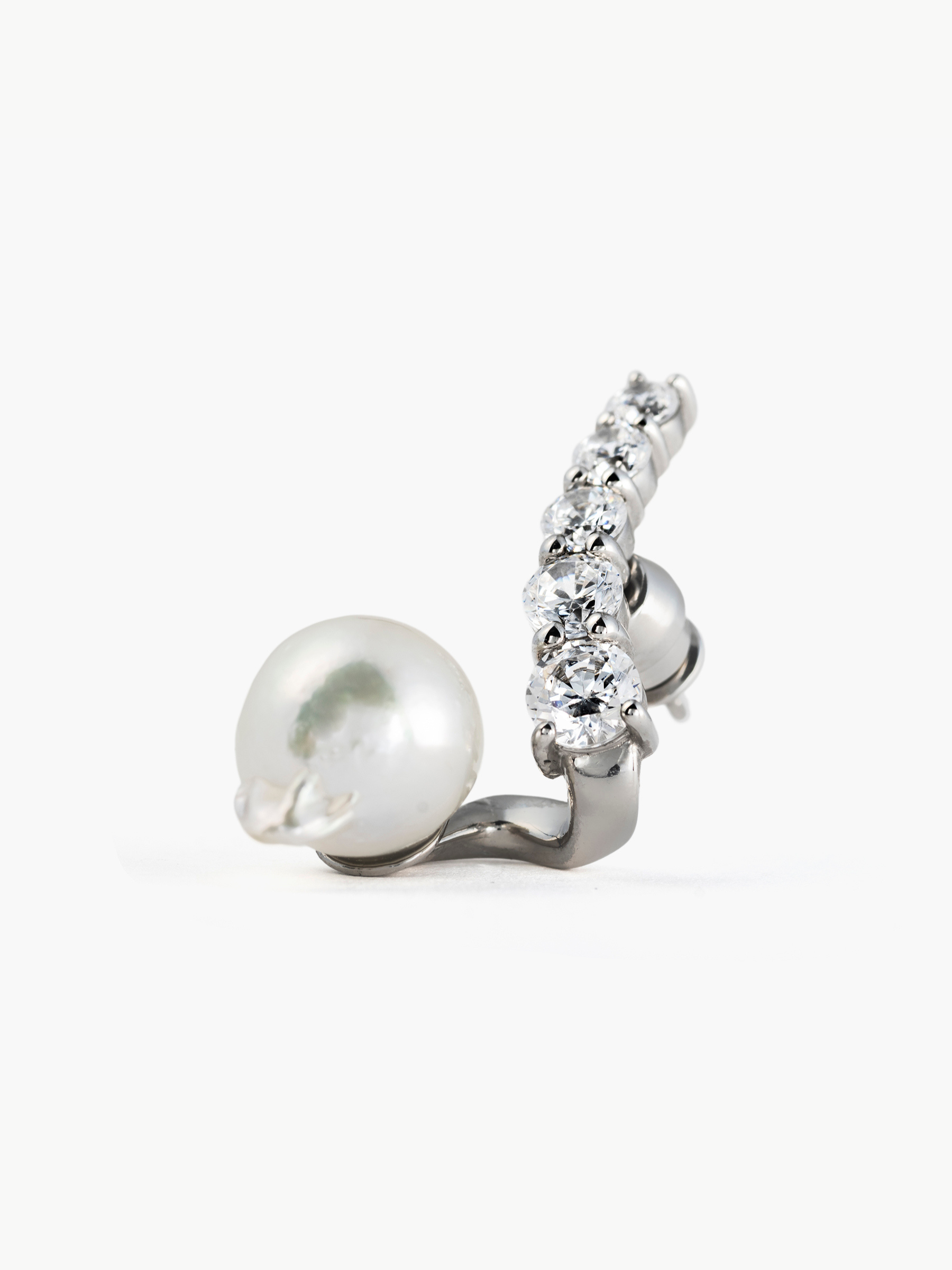 Fluid pearl earrings (pair)拡大画像(ラボグロウンダイヤモンドとアコヤ真珠のイヤリング)