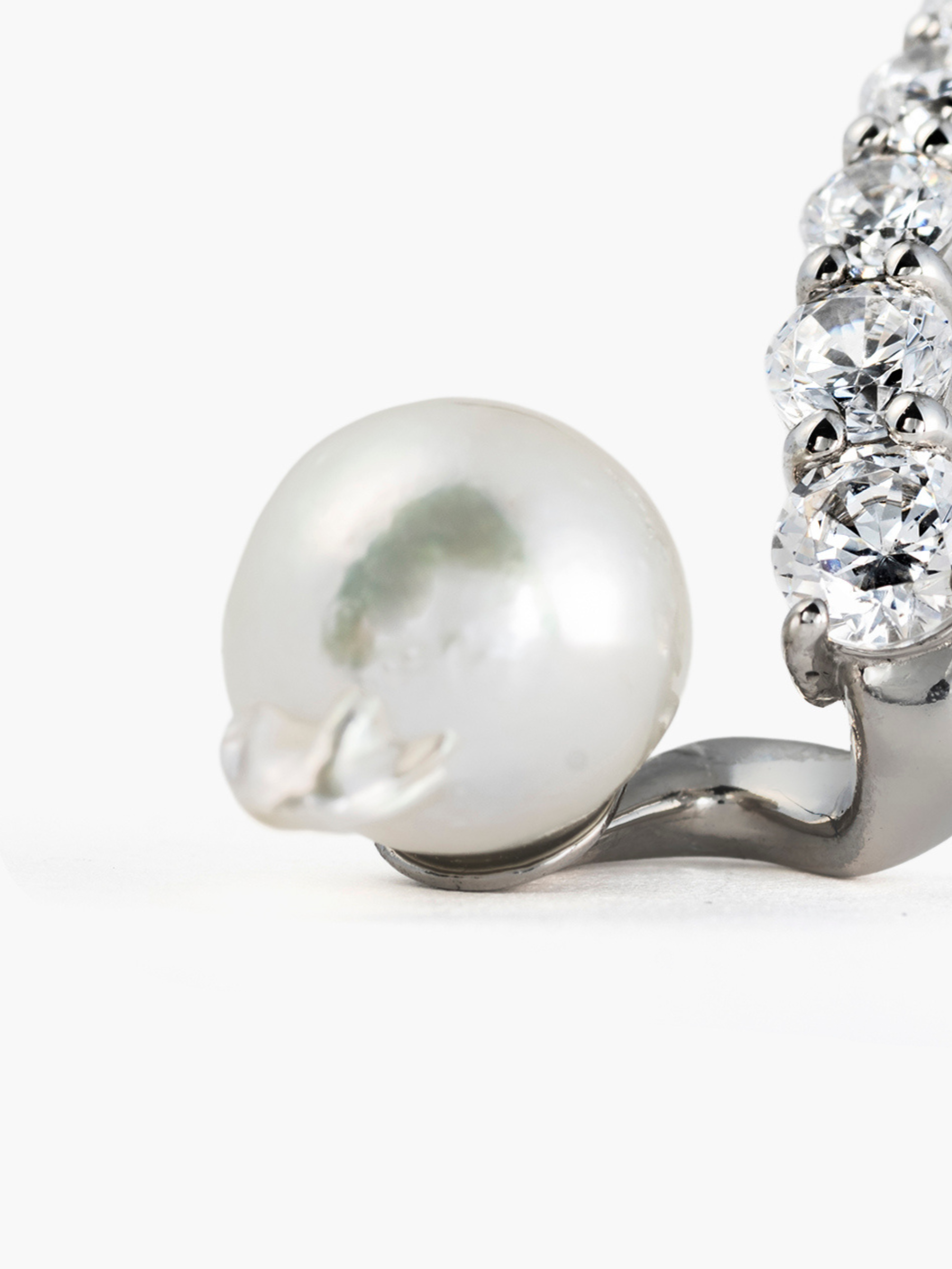 Fluid pearl earrings (pair)真珠拡大画像(ラボグロウンダイヤモンドとアコヤ真珠のイヤリング)