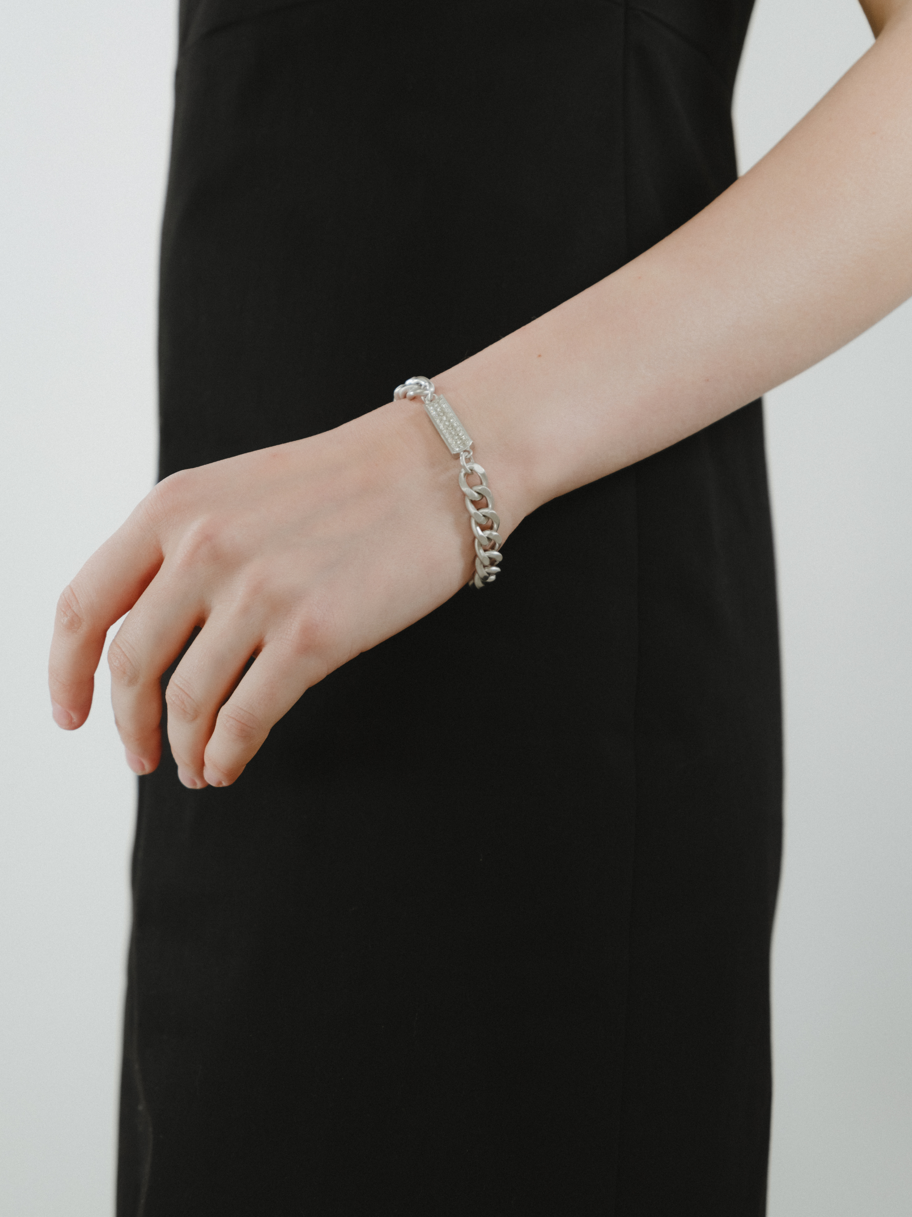 Reshine scratch bracelet 30 labgrowndiamondsの着用画像(ラボグロウンダイヤモンドと都市鉱山由来のSV925のブレスレット)