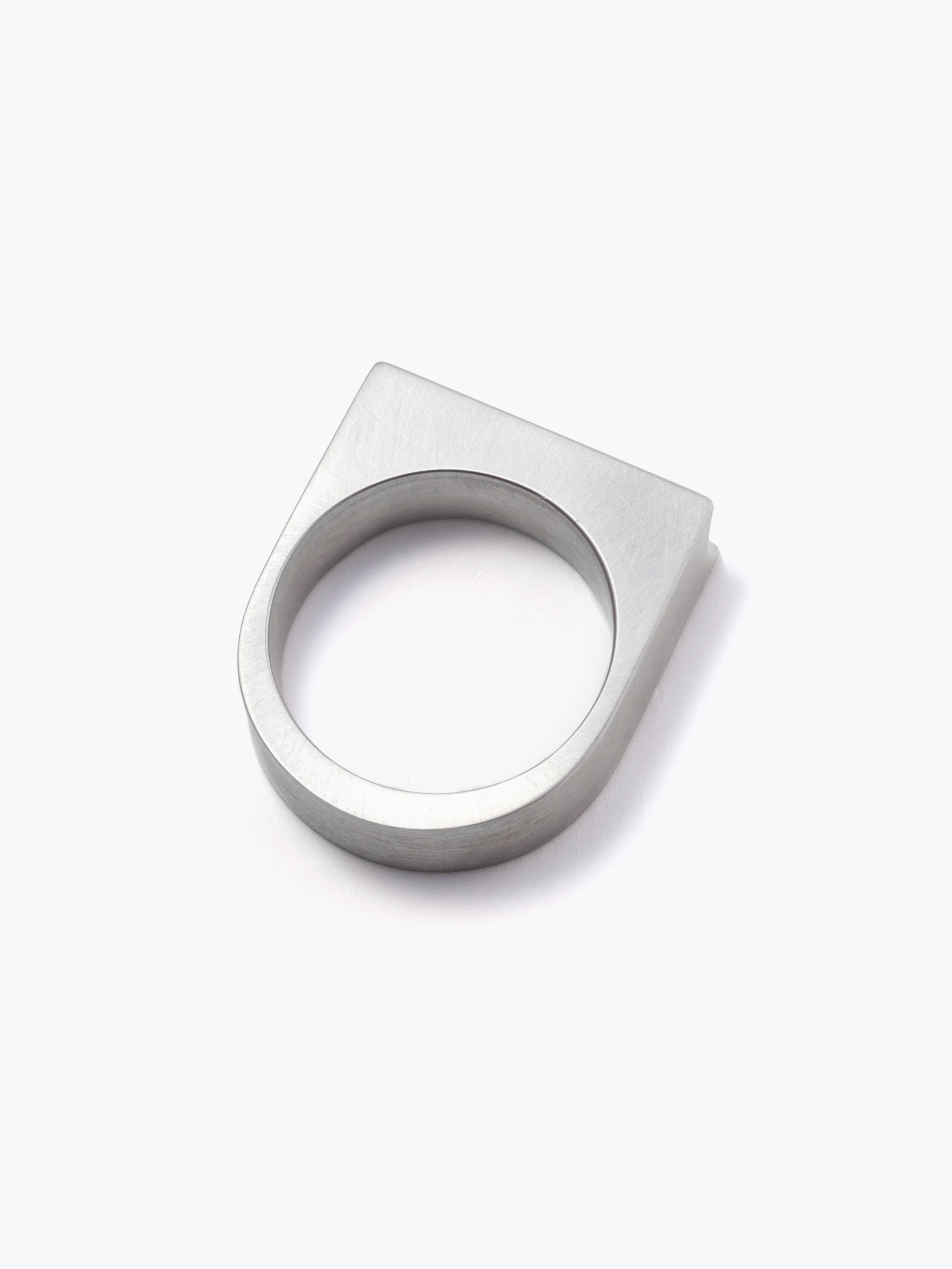 Reshine scratch ring 6 labgrowndiamondsの側面画像(ラボグロウンダイヤモンドと都市鉱山由来のSV925リング)