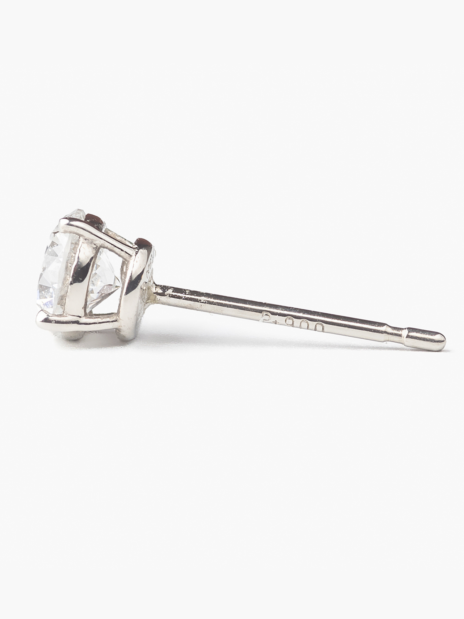 The earrings 0.3ct×2 (total 0.6ct) (pair)18KWGの側面画像(ラボグロウンダイヤモンドのイヤリング)