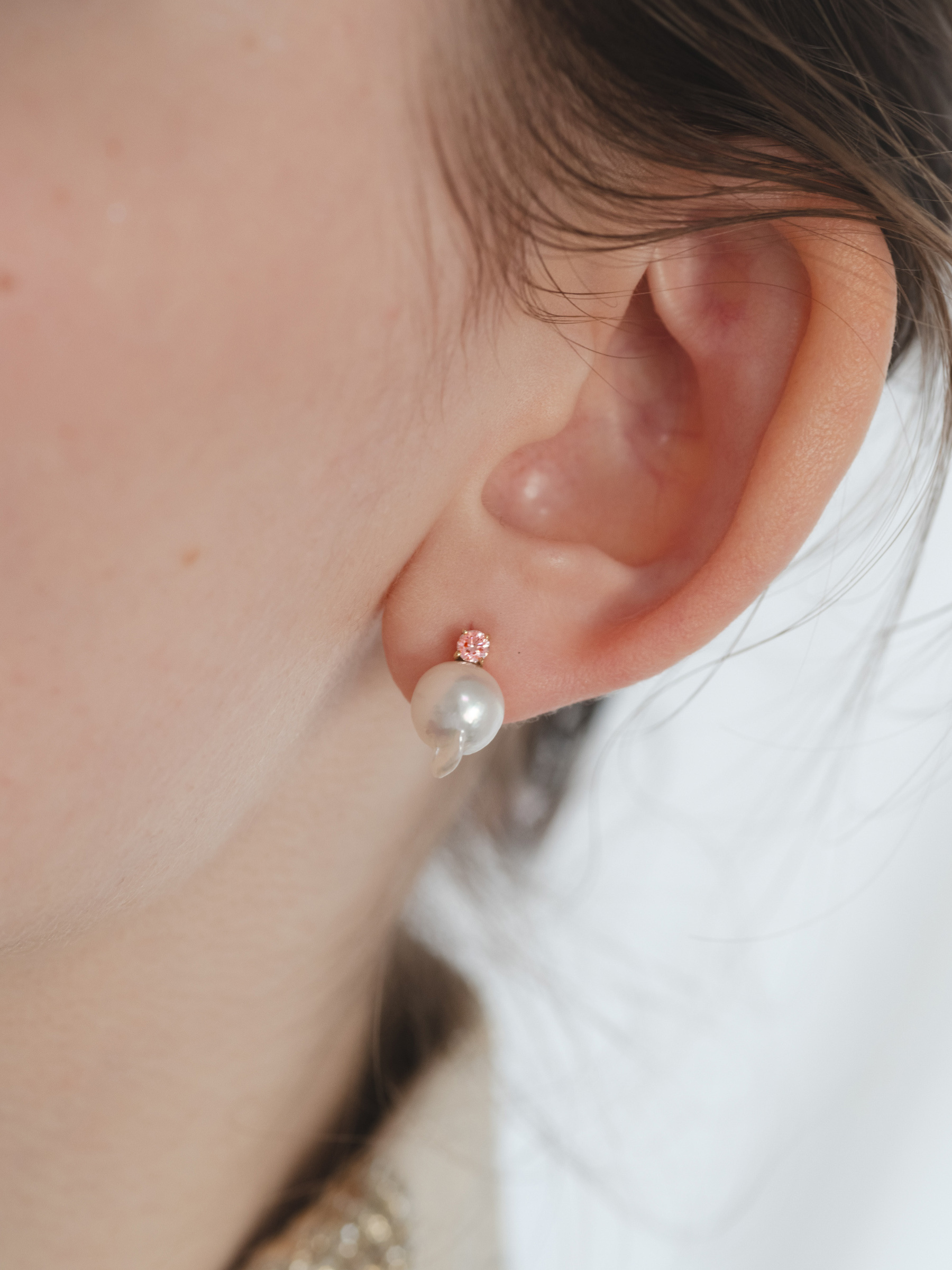 Akoya pearl point earrings / pink (pair)の着用画像(アコヤ真珠とピンクラボグロウンダイヤモンドのイヤリング)