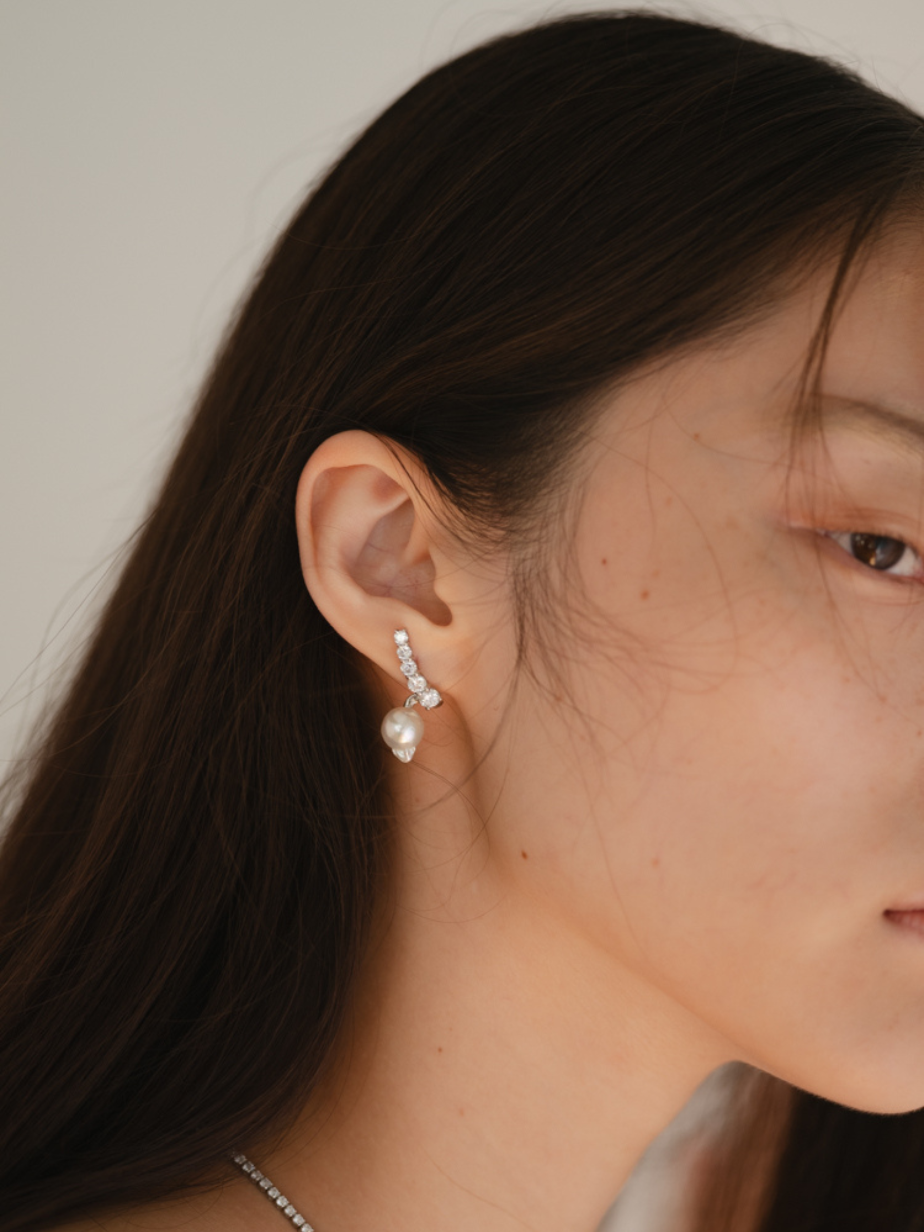 Fluid pearl earrings (pair)モデルアップ画像(ラボグロウンダイヤモンドとアコヤ真珠のイヤリング)