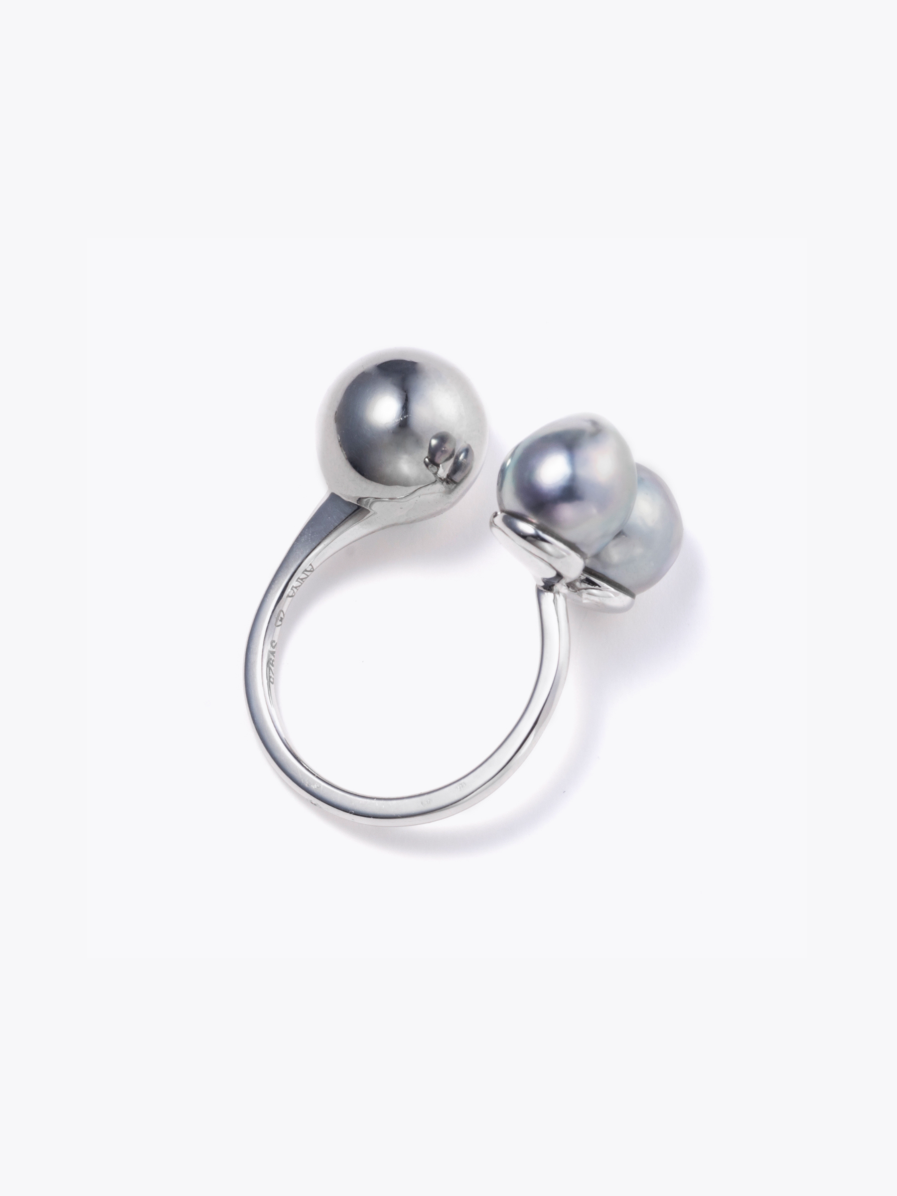 Reshine ball ring natural gray Akoyaの側面画像(都市鉱山由来の真円とアコヤ真珠のリング)