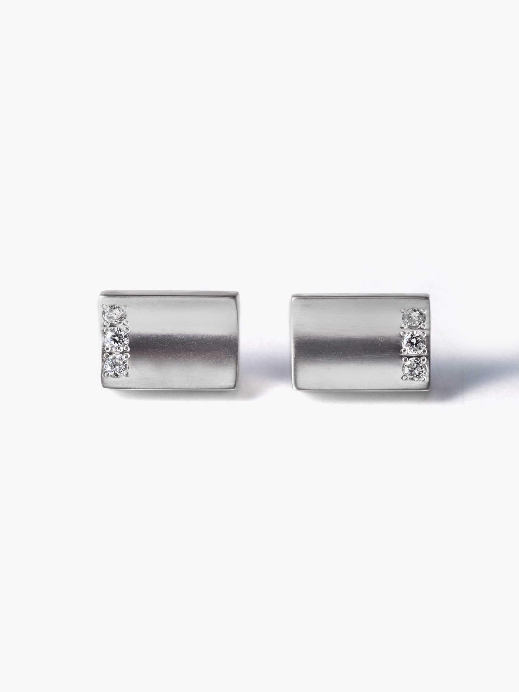 Reshine scratch earrings 6 labgrowndiamonds (Pair)の正面画像(ラボグロウンダイヤモンドと都市鉱山由来のSV925のイヤリング)