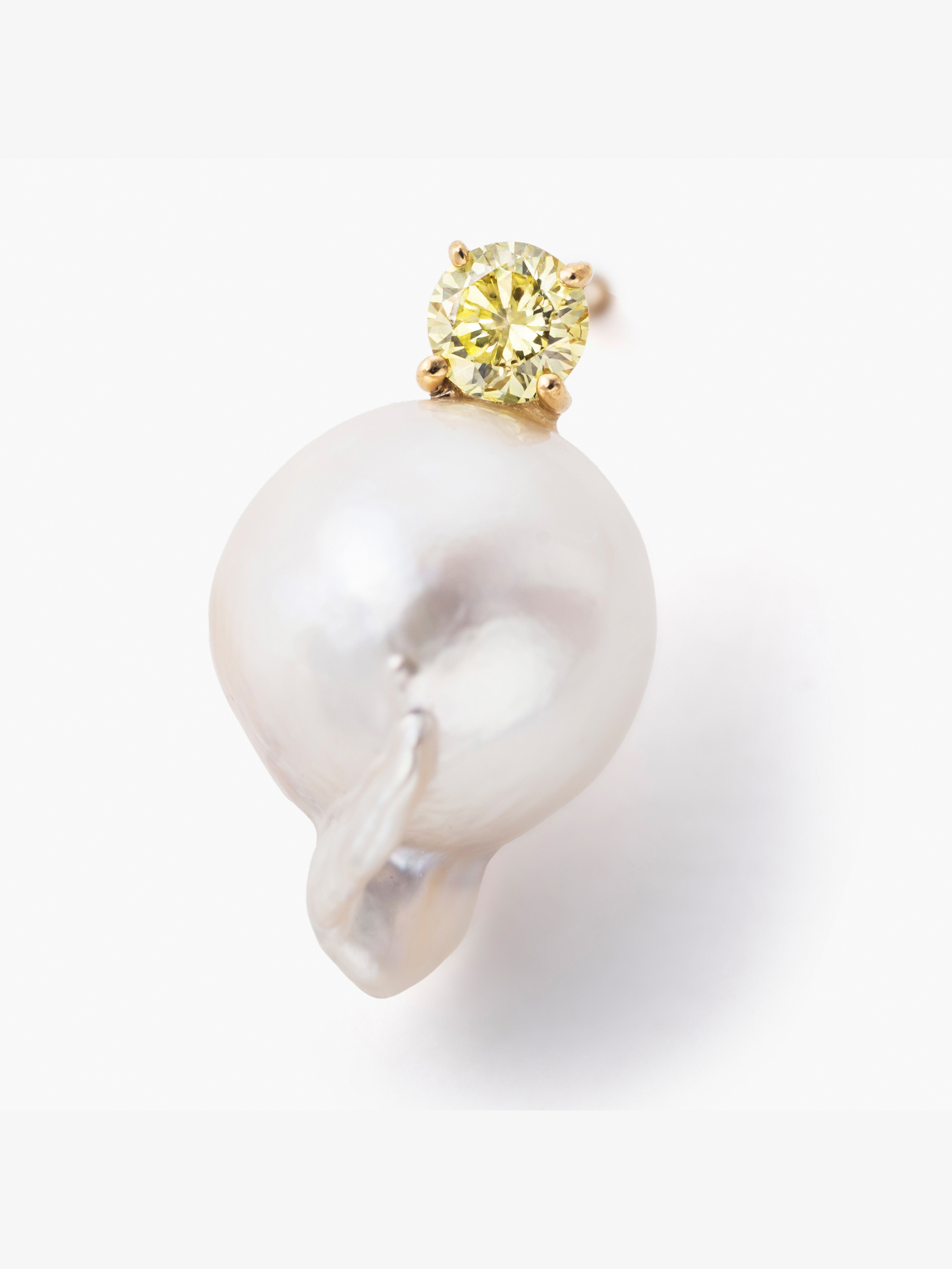 Akoya pearl point earrings / yellow (pair)のアップ画像(アコヤ真珠とイエローラボグロウンダイヤモンドのイヤリング)