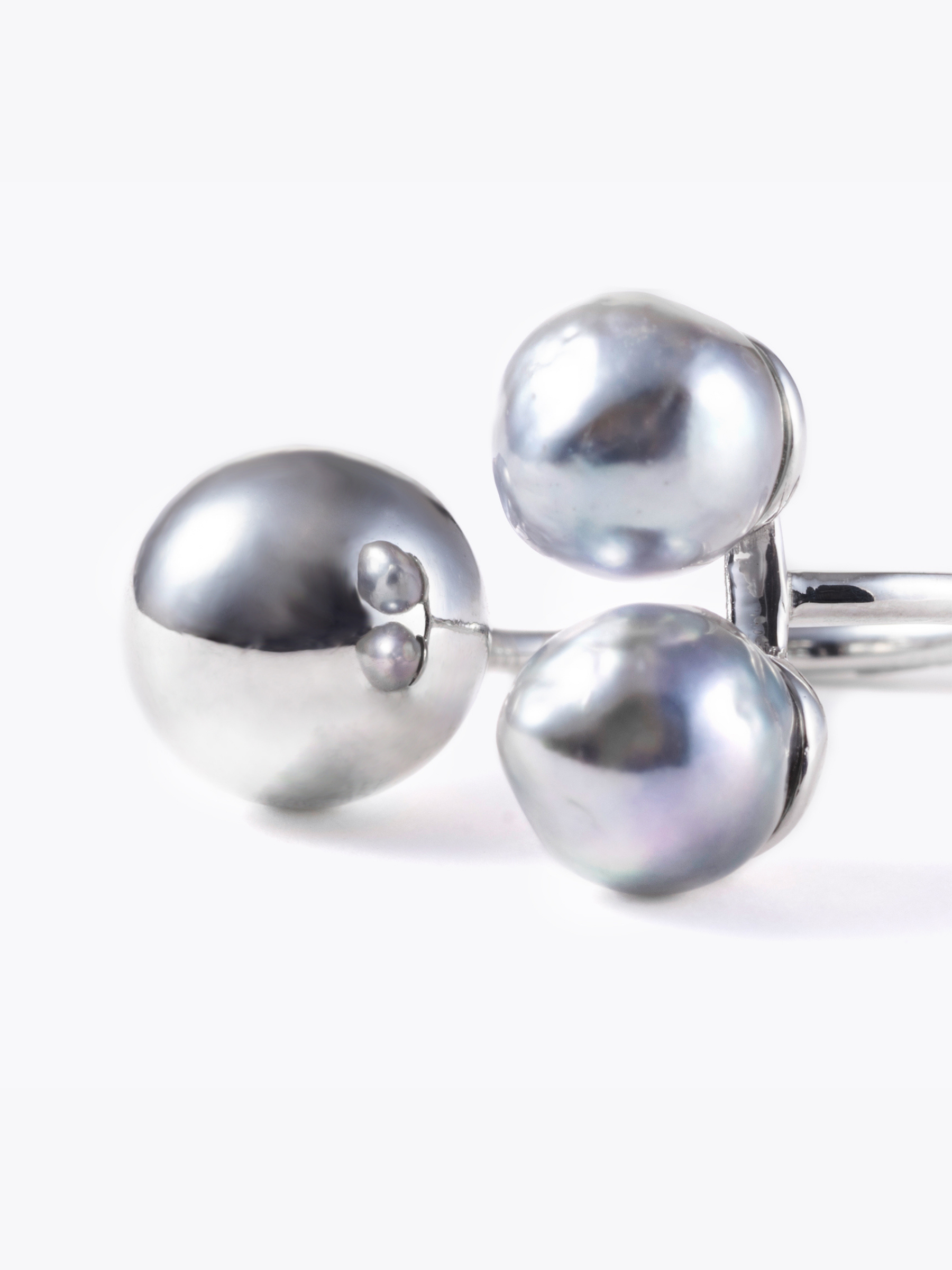 Reshine ball ring natural gray Akoyaの拡大画像(都市鉱山由来の真円とアコヤ真珠のリング)