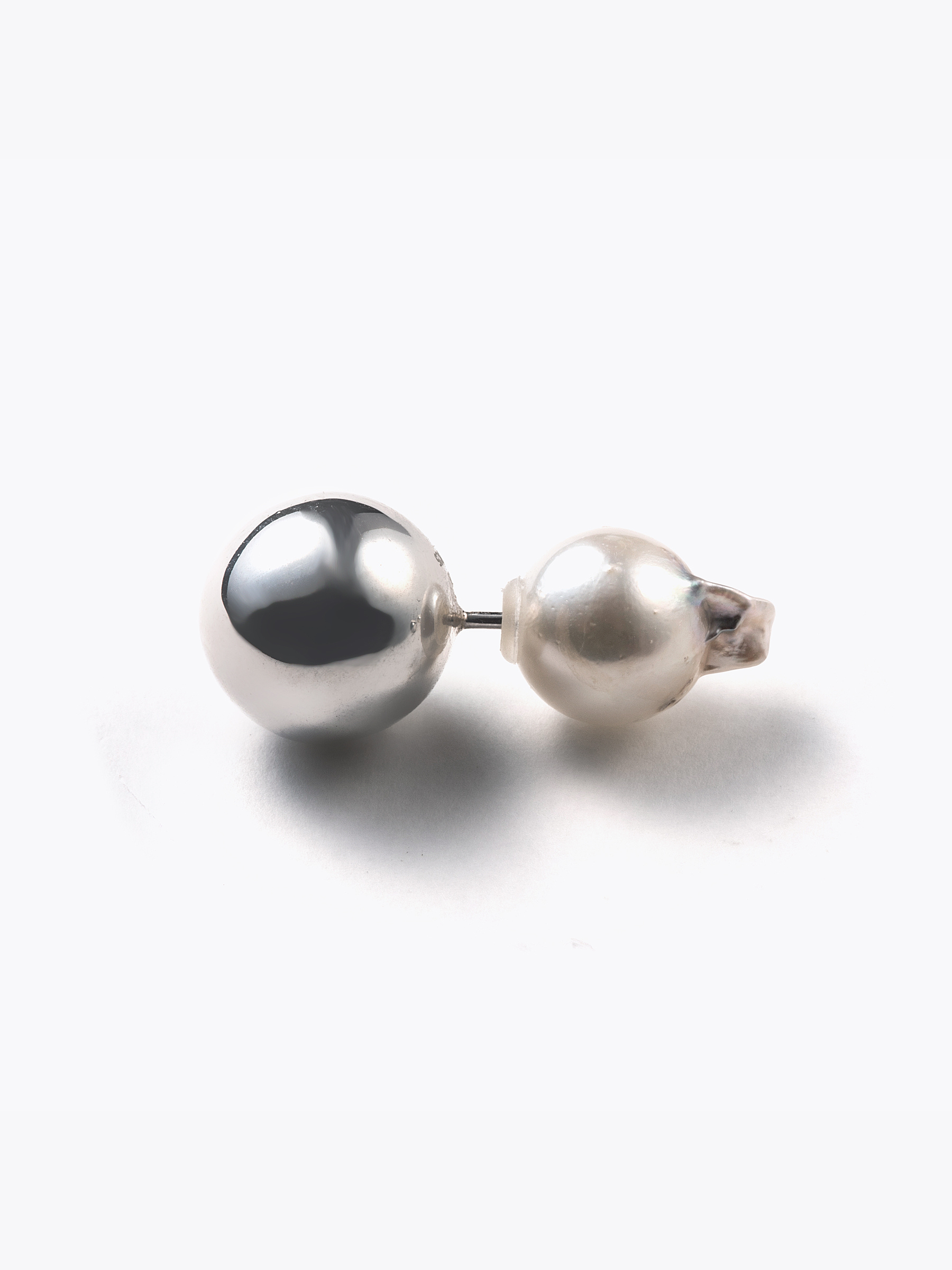 Reshine ball earrings with Akoya (pair)の側面画像(都市鉱山由来の真円とアコヤ真珠のイヤリング)