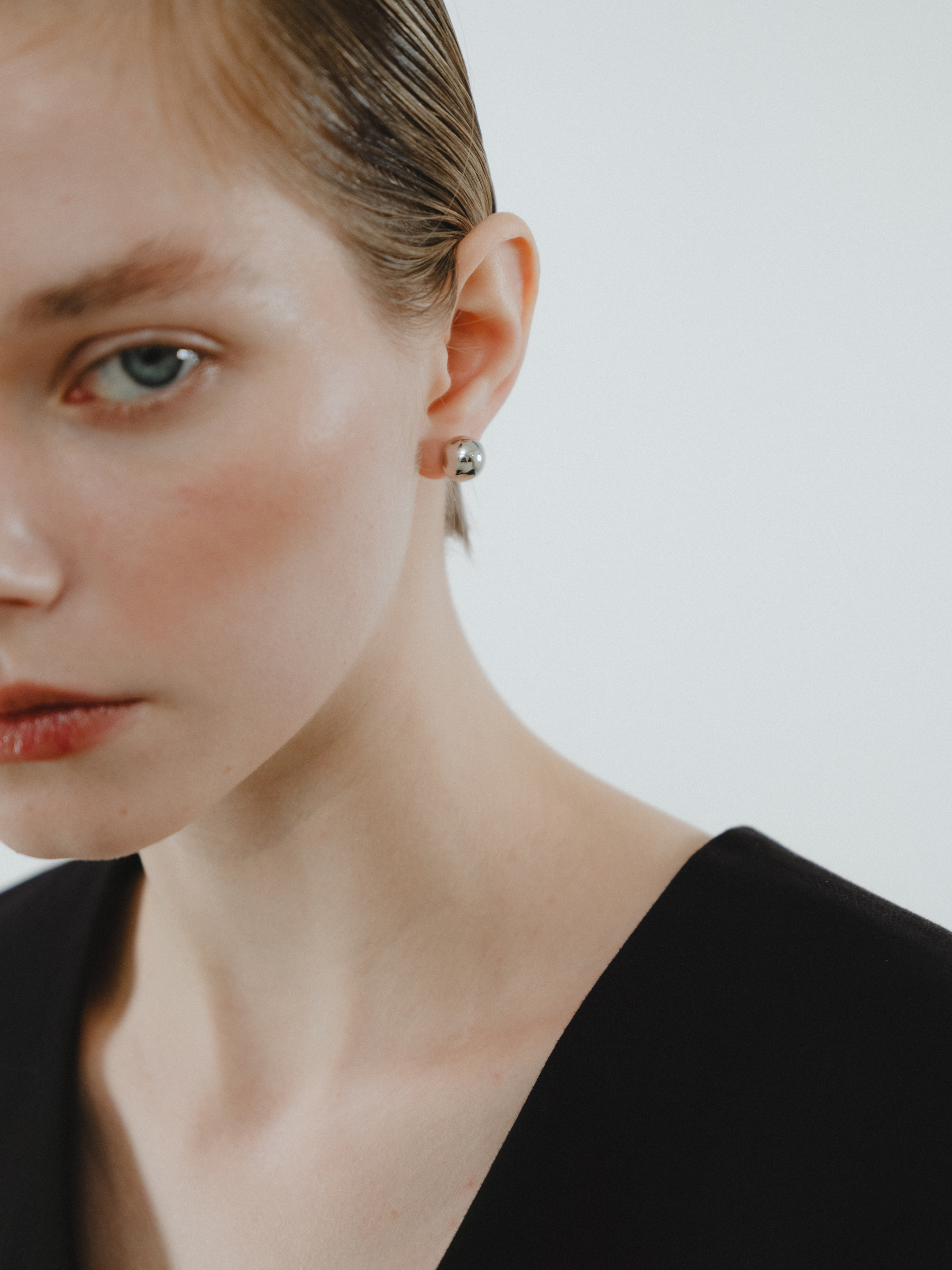 Reshine ball earrings with Akoya (pair)のモデル着用画像(都市鉱山由来の真円とアコヤ真珠のイヤリング)