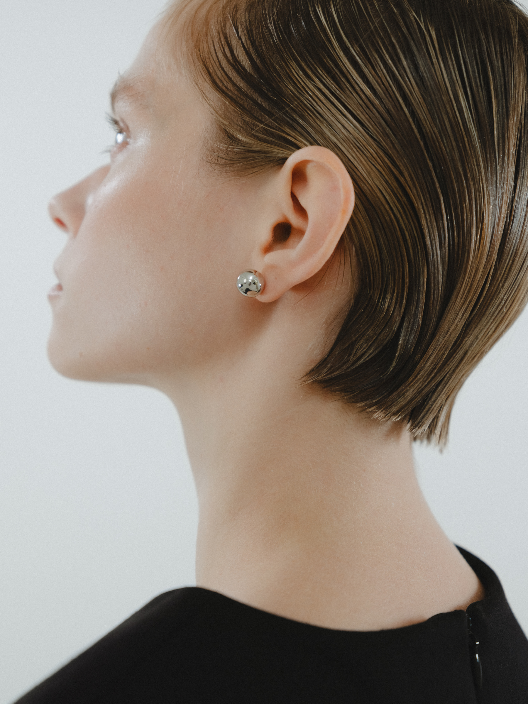 Reshine ball earrings with Akoya (pair)の真円側の画像(都市鉱山由来の真円とアコヤ真珠のイヤリング)