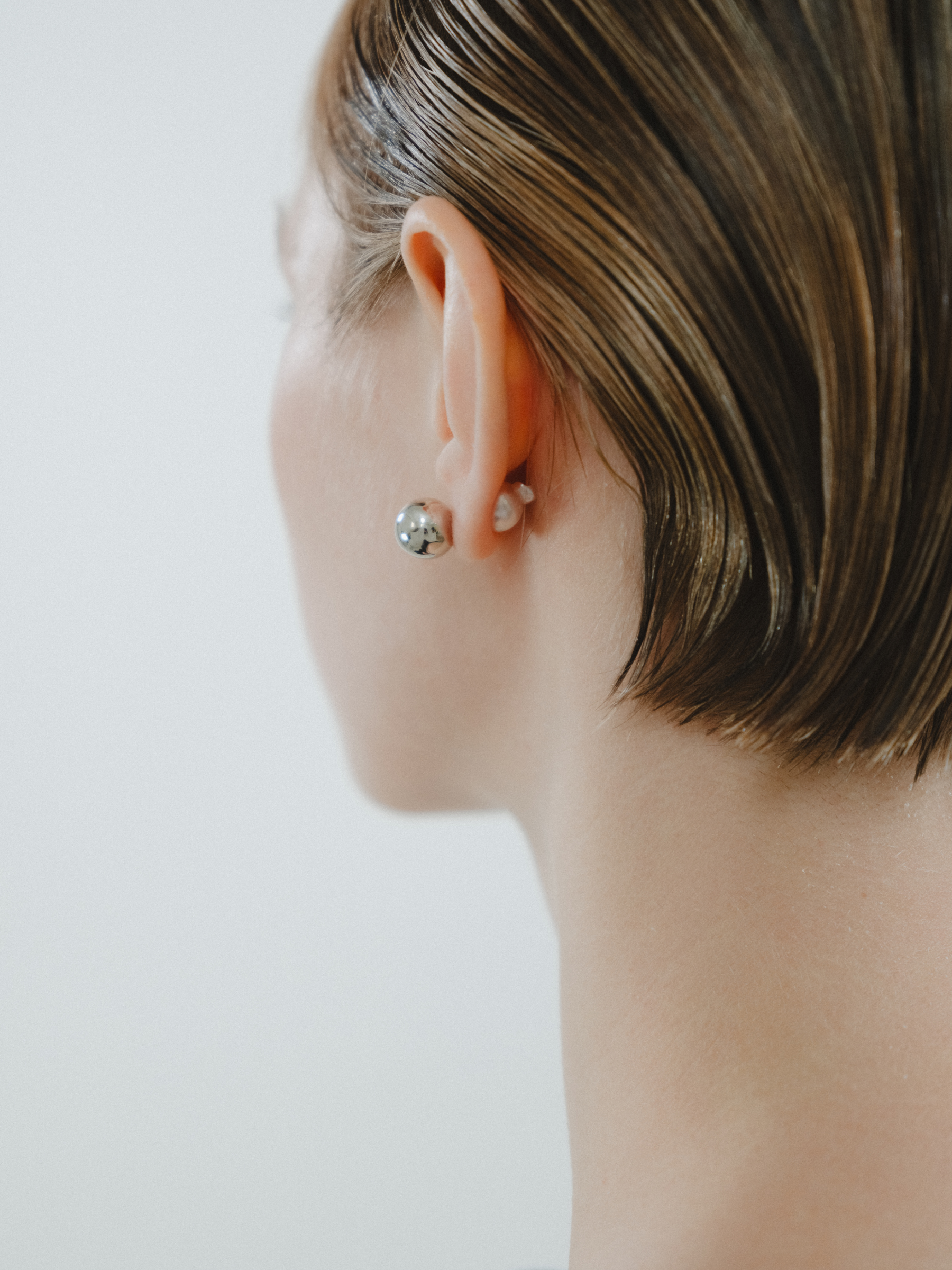 Reshine ball earrings with Akoya (pair)のモデル着用側面画像(都市鉱山由来の真円とアコヤ真珠のイヤリング)