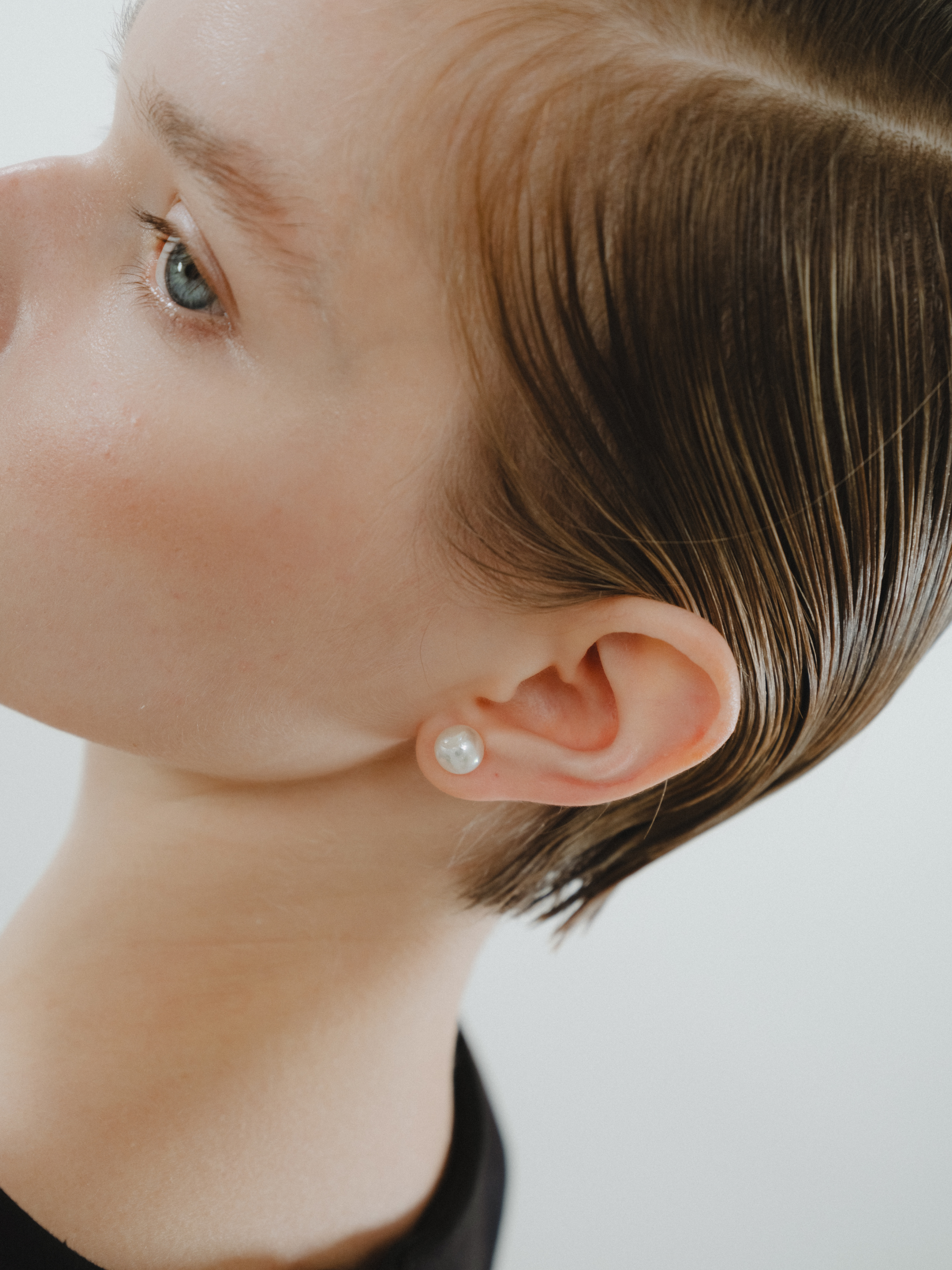 Reshine ball earrings with Akoya (pair)のモデル着用真珠側の画像(都市鉱山由来の真円とアコヤ真珠のイヤリング)