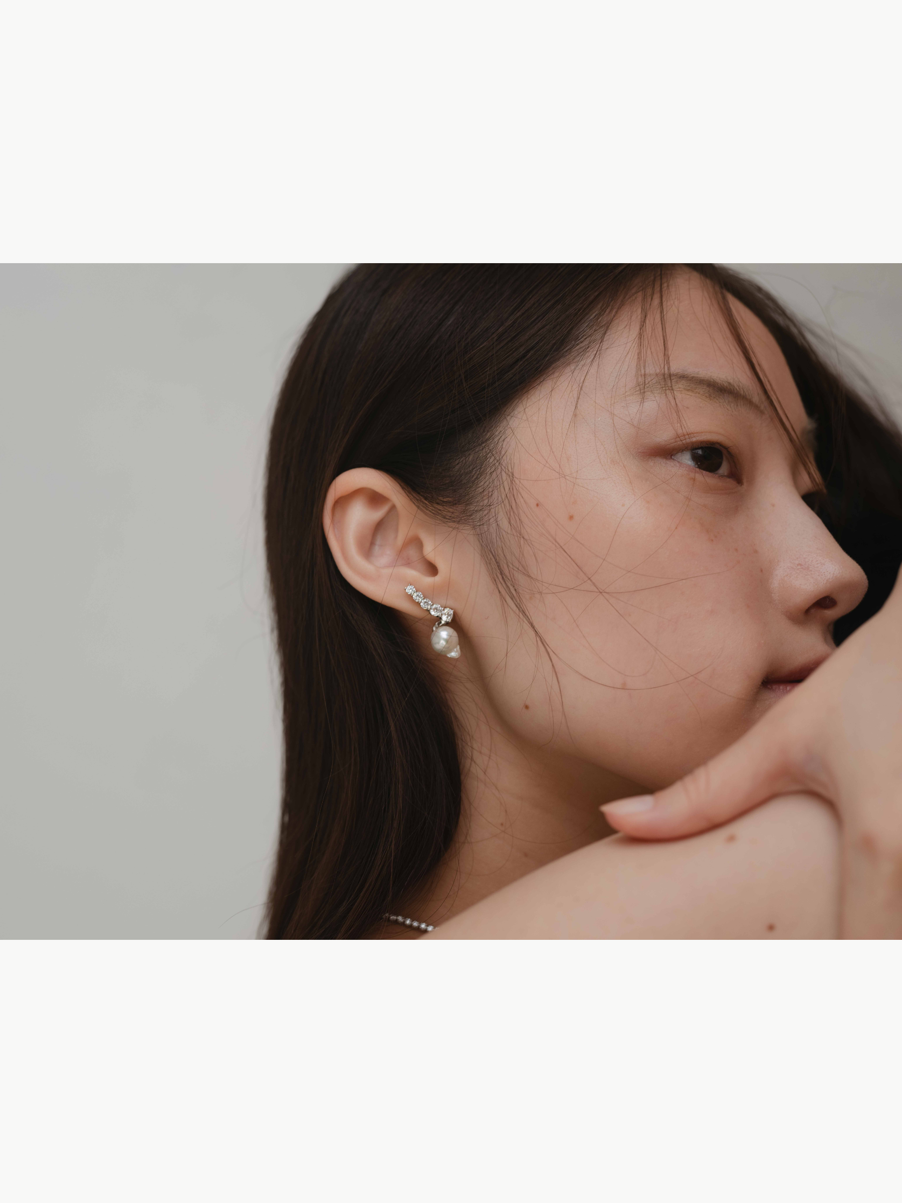 Fluid pearl earrings (pair)モデル画像(ラボグロウンダイヤモンドとアコヤ真珠のイヤリング)