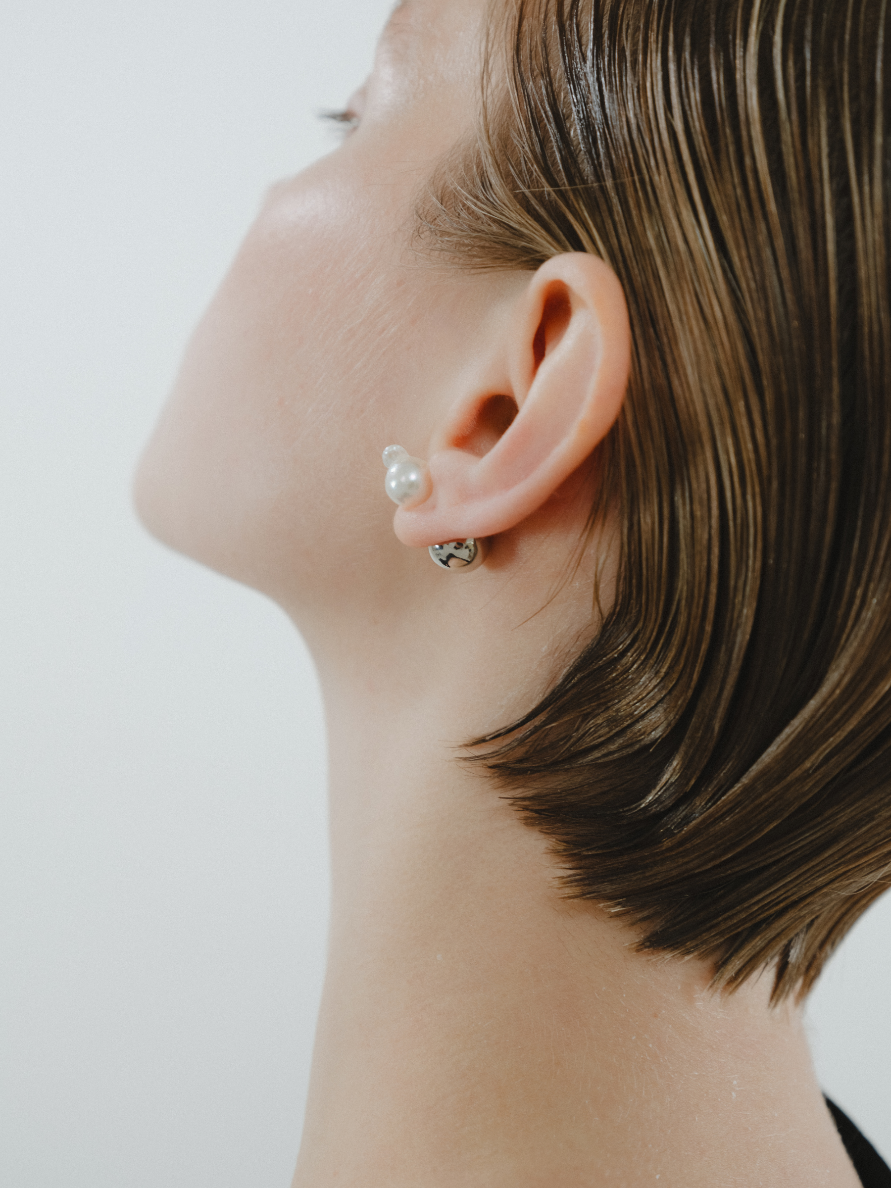 Reshine ball earrings with Akoya (pair)のモデル横向き画像(都市鉱山由来の真円とアコヤ真珠のイヤリング)