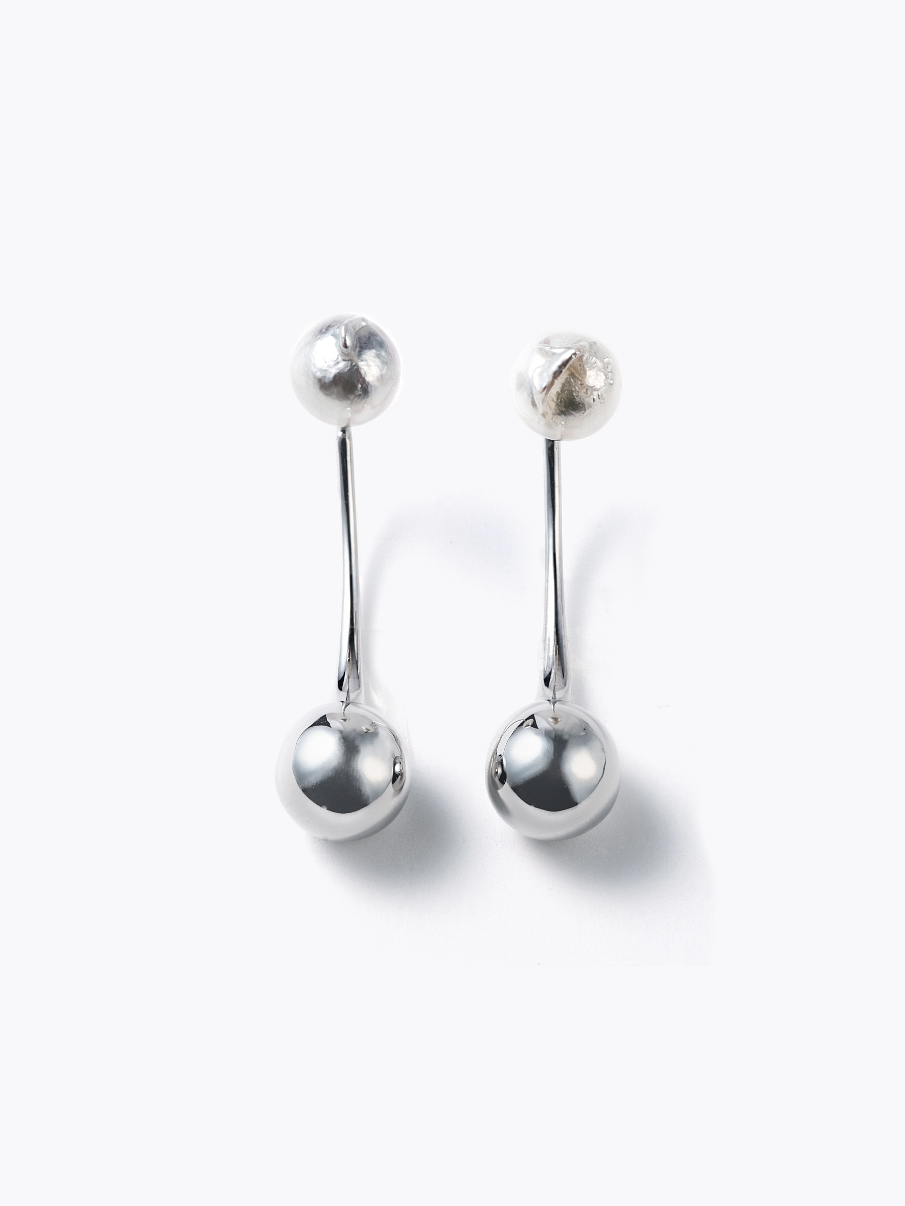 Reshine ball long earrings with Akoya (pair)の全体画像(都市鉱山由来の真円とアコヤ真珠のイヤリング)