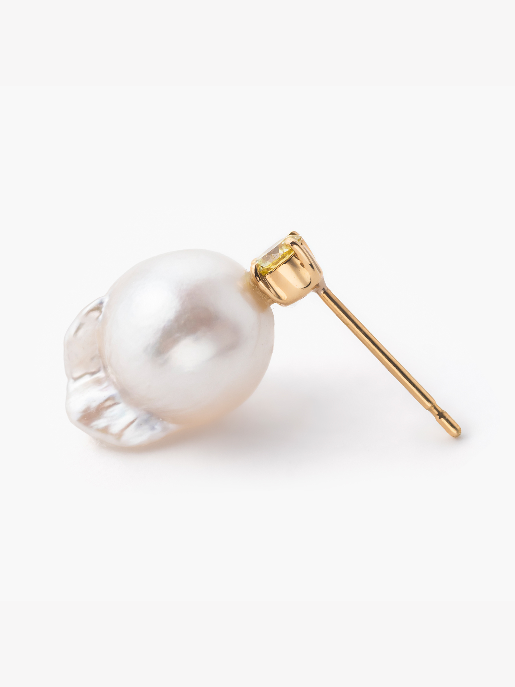 Akoya pearl point earrings / yellow (pair)の側面画像(アコヤ真珠とイエローラボグロウンダイヤモンドのイヤリング)