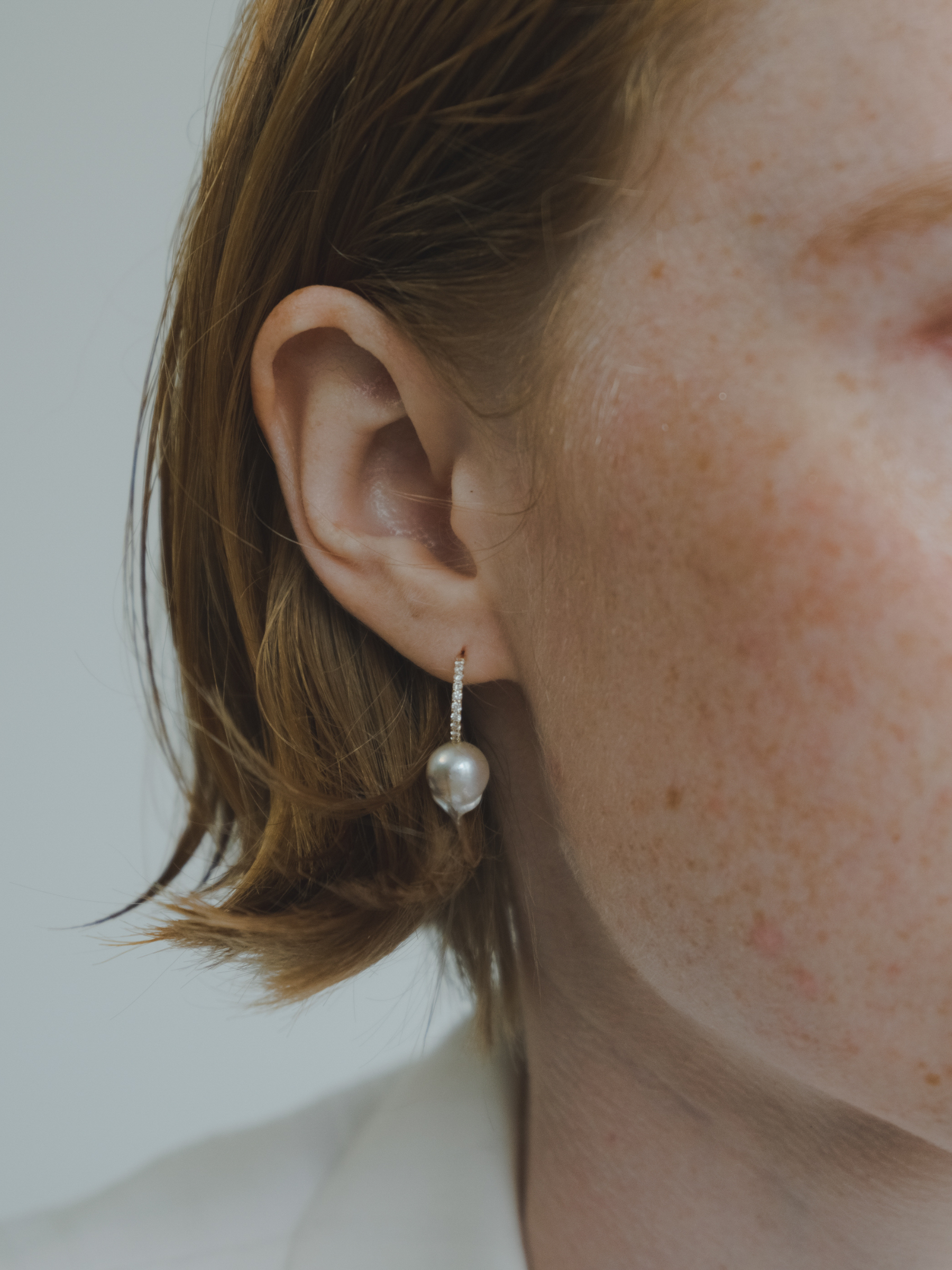 Akoya pearl diamond earrings (pair)のモデル着用画像(ラボグロウンダイヤモンドとアコヤ真珠のイヤリング)
