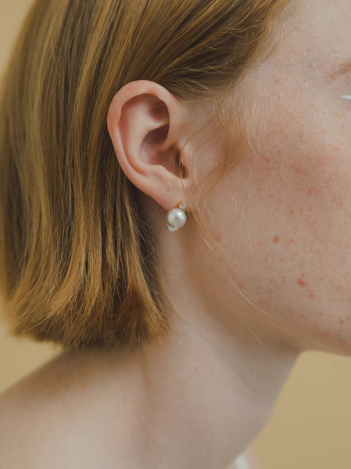 Akoya pearl point earrings (pair)のモデル着用画像(アコヤ真珠とラボグロウンダイヤモンドのイヤリング)
