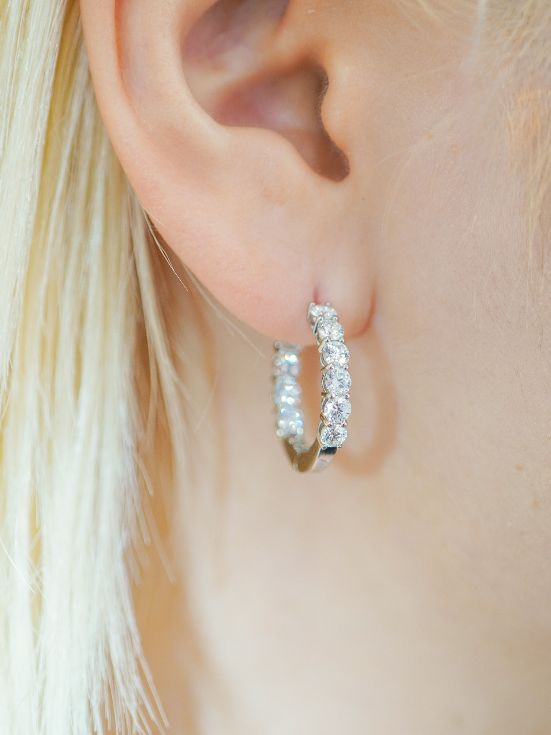 Hull eternity earrings 2ct Pt (pair) 着用画像(ラボグロウンダイヤモンドのフルエタニティリングイヤリング2ct)