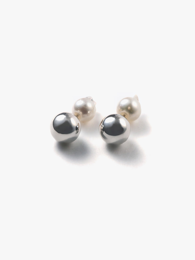 Reshine ball earrings with Akoya (pair)の全体画像(都市鉱山由来の真円とアコヤ真珠のイヤリング)