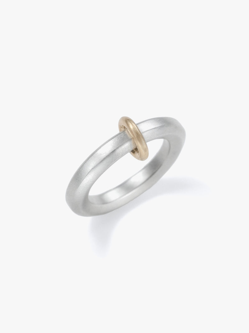 Rokka Ring with Petit Gold "en"上向き画像(ラボグロウンダイヤモンド、都市鉱山由来のSV925、18金イエローゴールド)