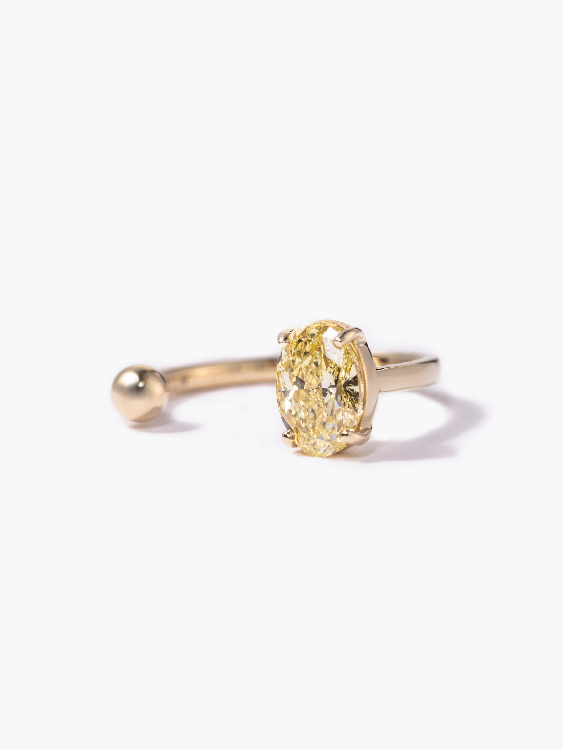 1ct yellow labgrowndiamond open ringの斜め画像(イエローラボグロウンダイヤモンドと18KYGのリング)