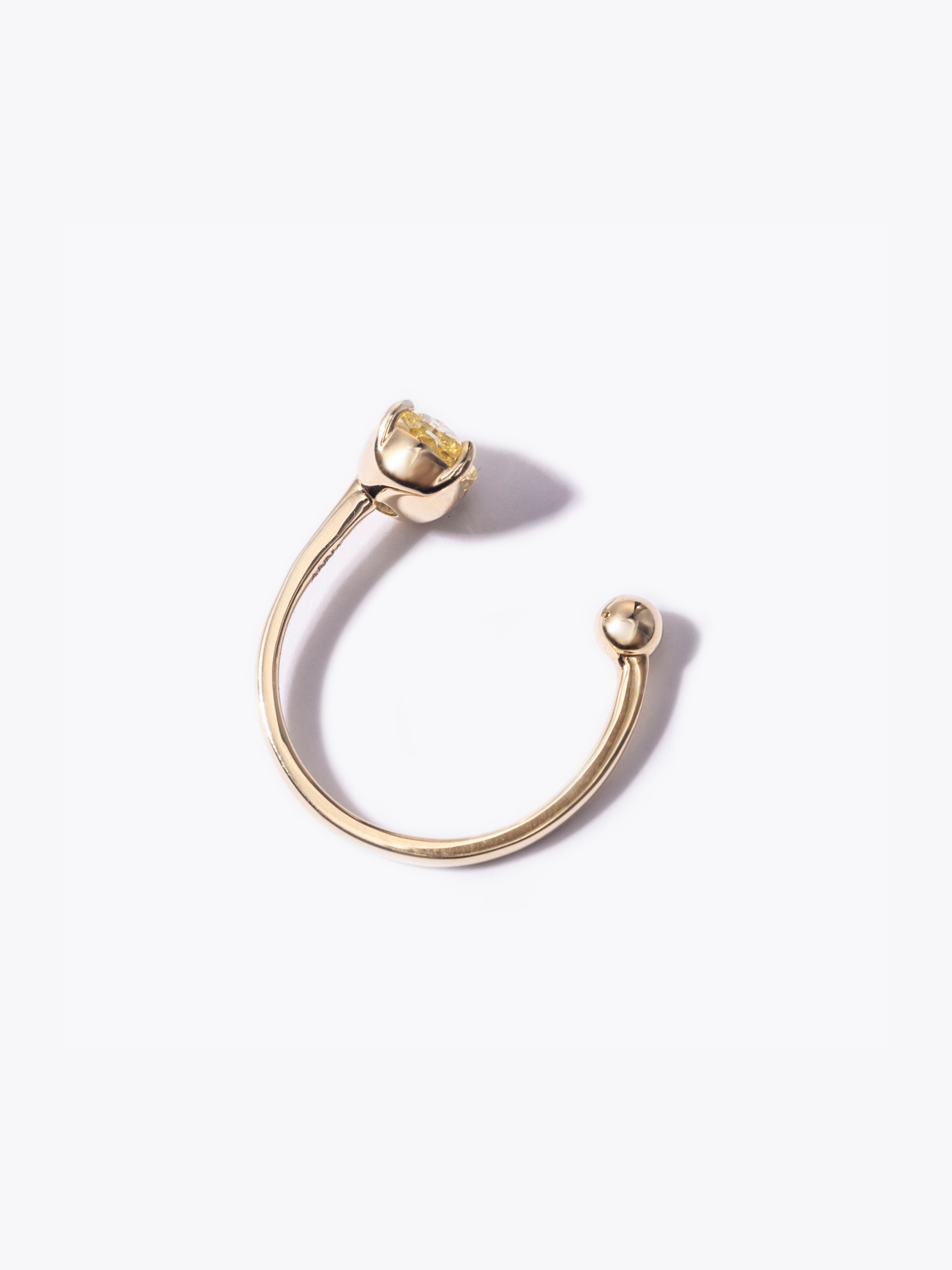 1ct yellow labgrowndiamond open ringの側面画像(イエローラボグロウンダイヤモンドと18KYGのリング)