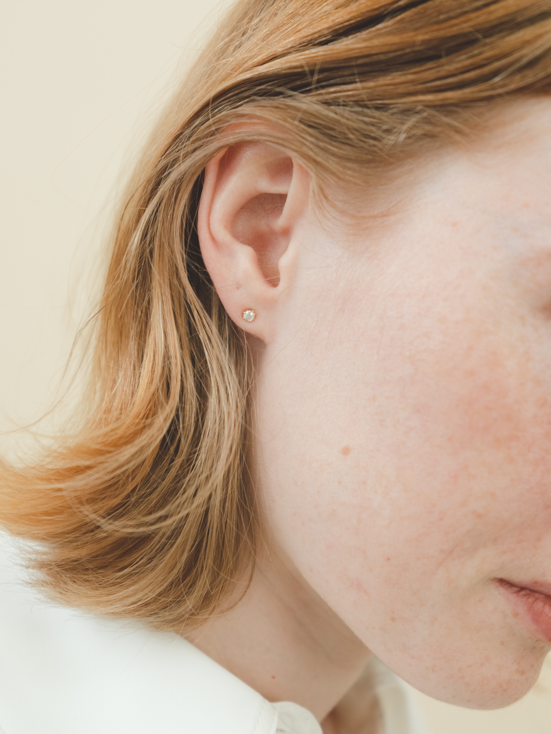 The earrings 0.1ct×2 (total 0.2ct) (pair)のモデル着用画像(ラボグロウンダイヤモンドのイヤリング)