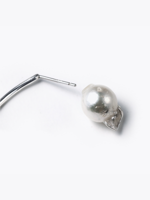 Reshine ball long earrings with Akoya (pair)の真珠拡大画像（都市鉱山由来の真円とアコヤ真珠のイヤリング）