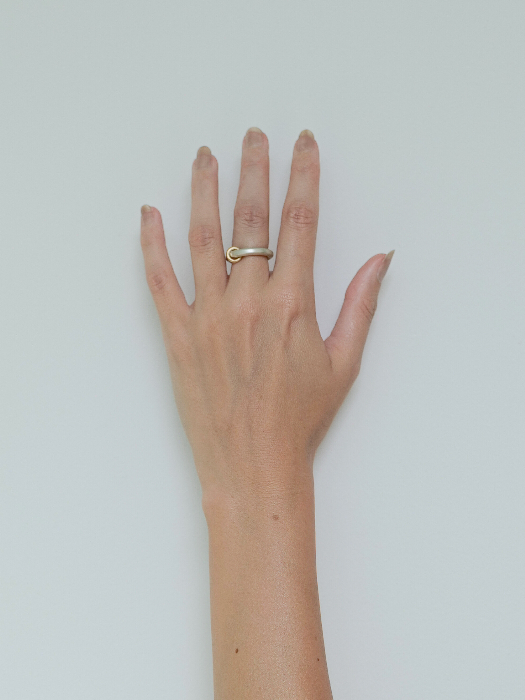 Rokka Ring with Petit Gold "en" 着用画像（ラボグロウンダイヤモンド、都市鉱山由来のSV925）