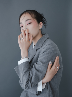 ANNA DIAMONDのCity CollectionとSuccesseure Collectionのモデル着用画像（ラボグロウンダイヤモンド、都市鉱山由来のSV925、アコヤ真珠）