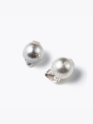 Reshine ball long earrings with Akoya (pair)のアコヤ真珠の画像（都市鉱山由来の真円とアコヤ真珠のイヤリング）
